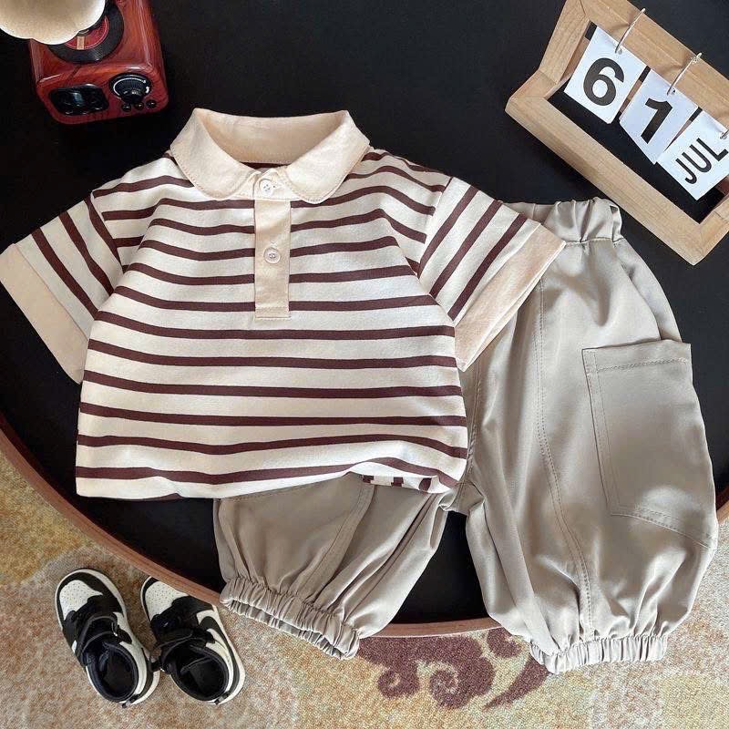 T105 - BỘ BÉ TRAI ÁO POLO KẺ NÂU QUẦN BOM KAKI XÁM