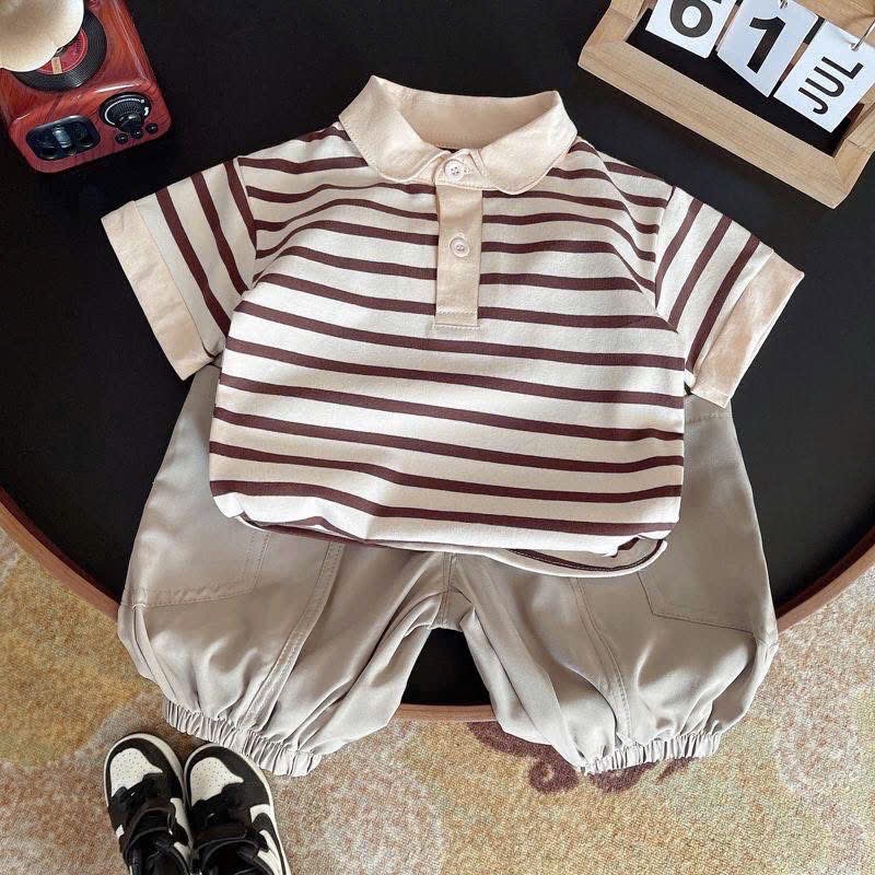 T105 - BỘ BÉ TRAI ÁO POLO KẺ NÂU QUẦN BOM KAKI XÁM