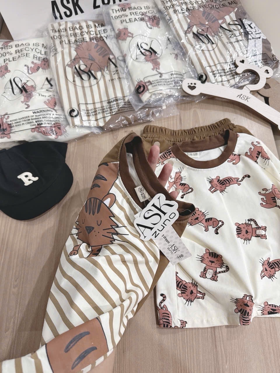 T106 - SET 2 BỘ ĐÙI BÉ TRAI IN MÈO NÂU kẻ be