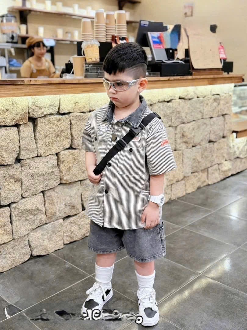 T113 - BỘ ĐÙI BÉ TRAI ÁO SƠ MI SỌC XÁM PHỐI QUẦN BÒ