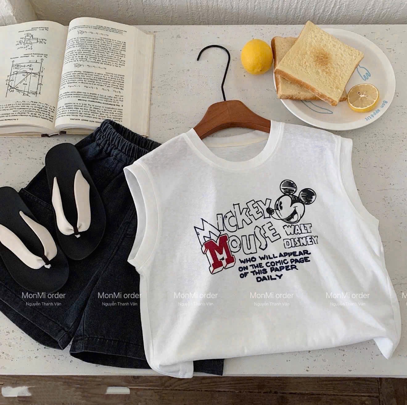T114 - BỘ ĐÙI BÉ TRAI ÁO BA LỖ TRẮNG MICKEY MOUSE QUẦN BÒ XÁM