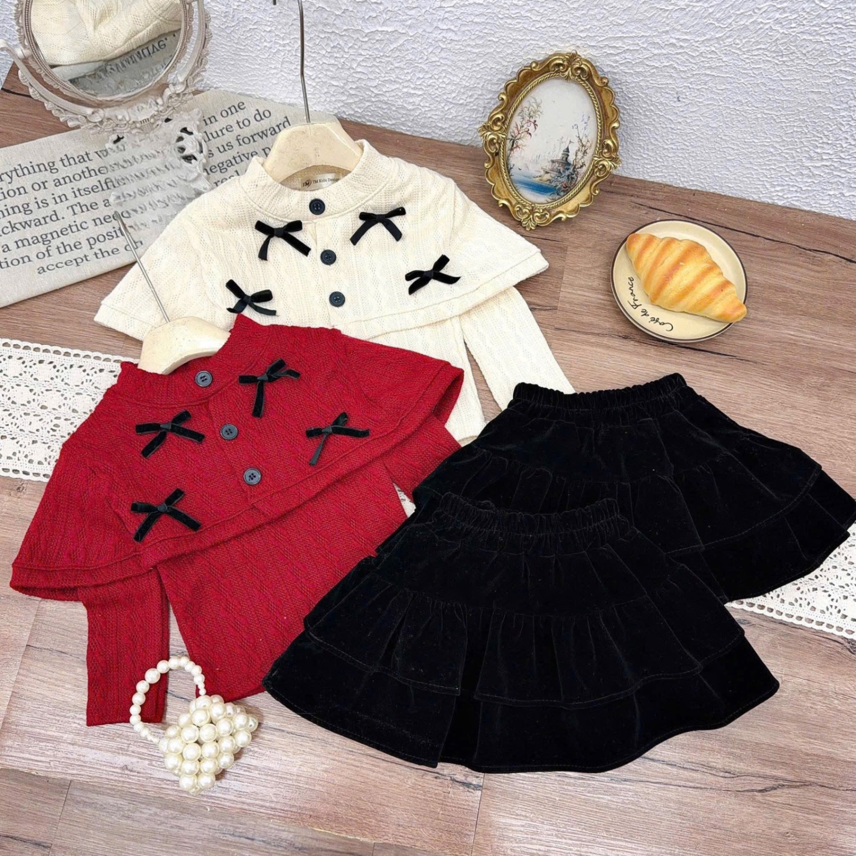 G892 - SET BÉ GÁI ÁO LEN THỪNG ĐÍNH NƠ ĐEN CVAY XOÈ