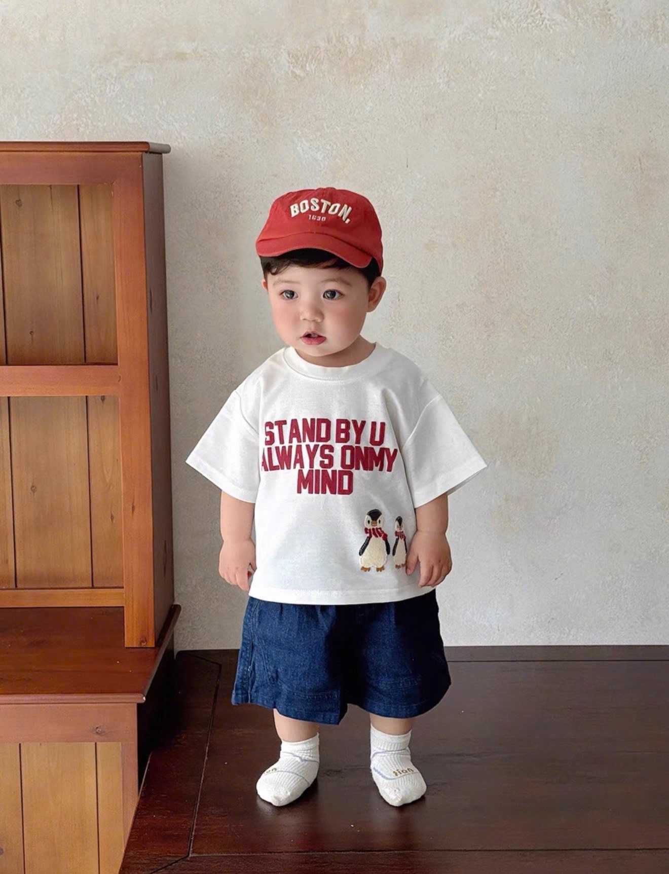T126 - BỘ ĐÙI BÉ TRAI ÁO TRẮNG CÁNH CỤT STAND QUẦN BÒ KÈM MŨ
