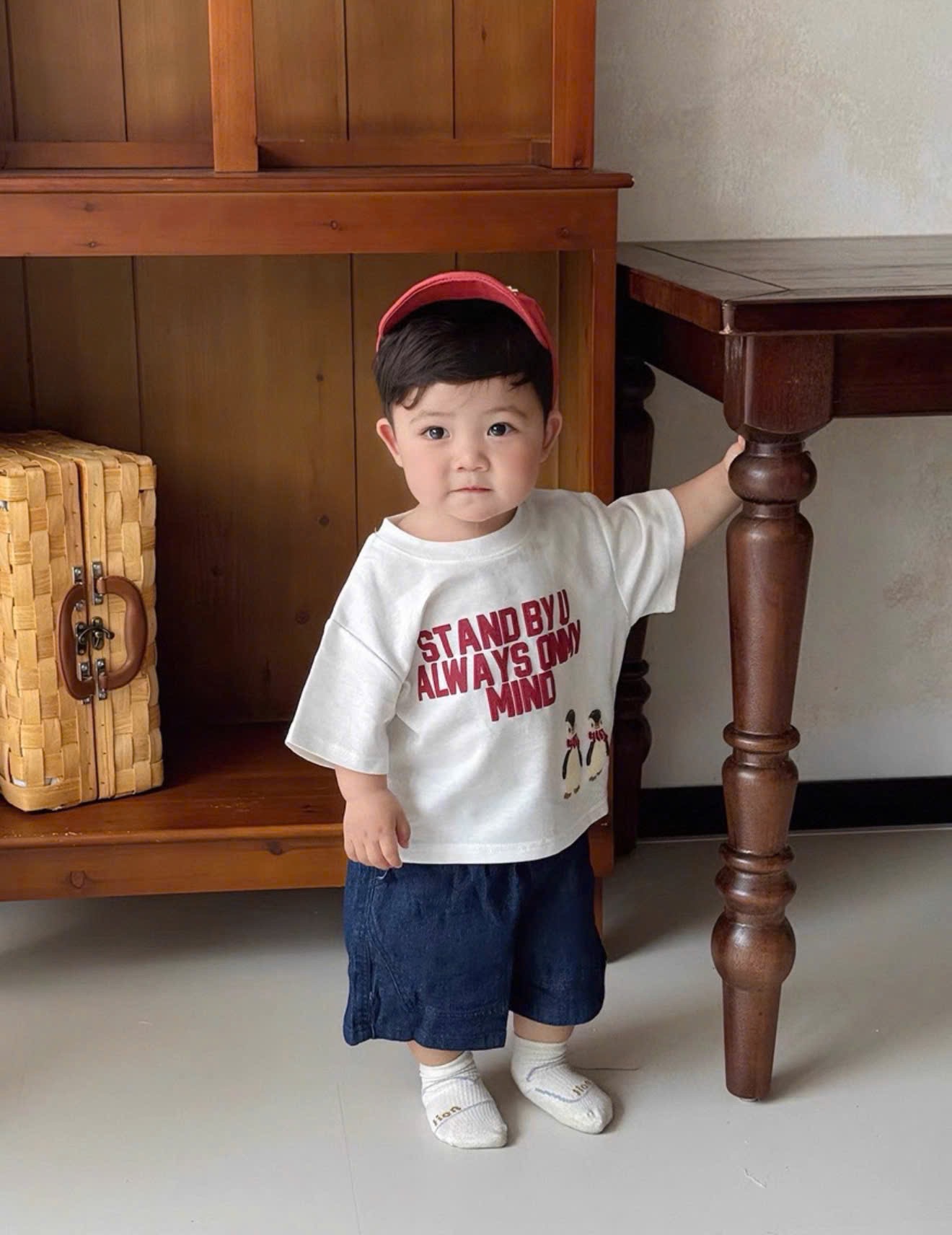 T126 - BỘ ĐÙI BÉ TRAI ÁO TRẮNG CÁNH CỤT STAND QUẦN BÒ KÈM MŨ