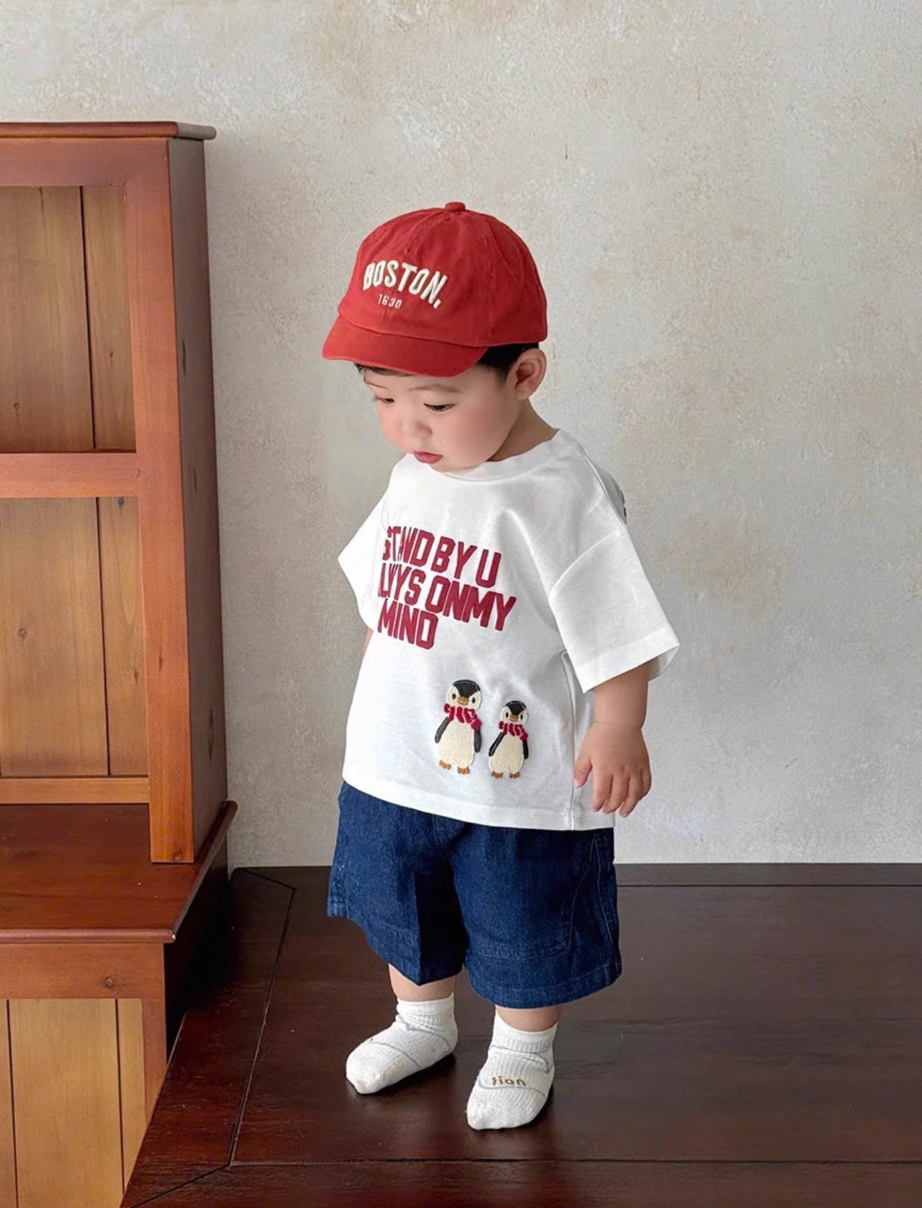 T126 - BỘ ĐÙI BÉ TRAI ÁO TRẮNG CÁNH CỤT STAND QUẦN BÒ KÈM MŨ
