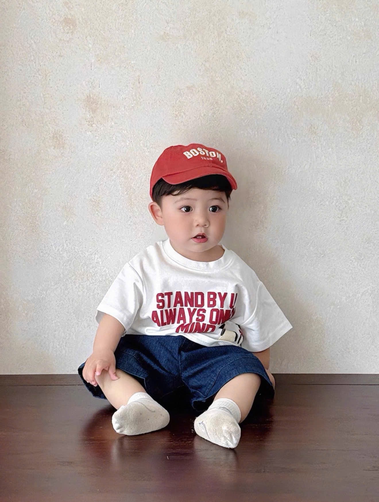 T126 - BỘ ĐÙI BÉ TRAI ÁO TRẮNG CÁNH CỤT STAND QUẦN BÒ KÈM MŨ