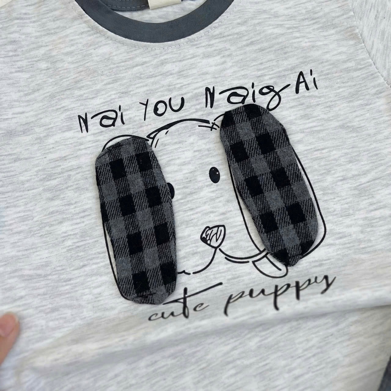 T128 - BỘ ĐÙI BÉ TRAI ÁO XÁM CHÓ TAI NỔI QUẦN KẺ
