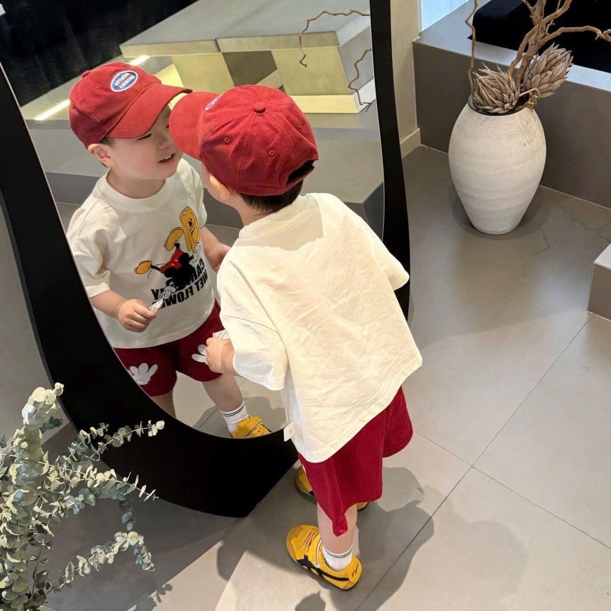 T127 - BỘ ĐÙI BÉ TRAI ÁO TRẮNG MICKEY QUẦN ĐỎ