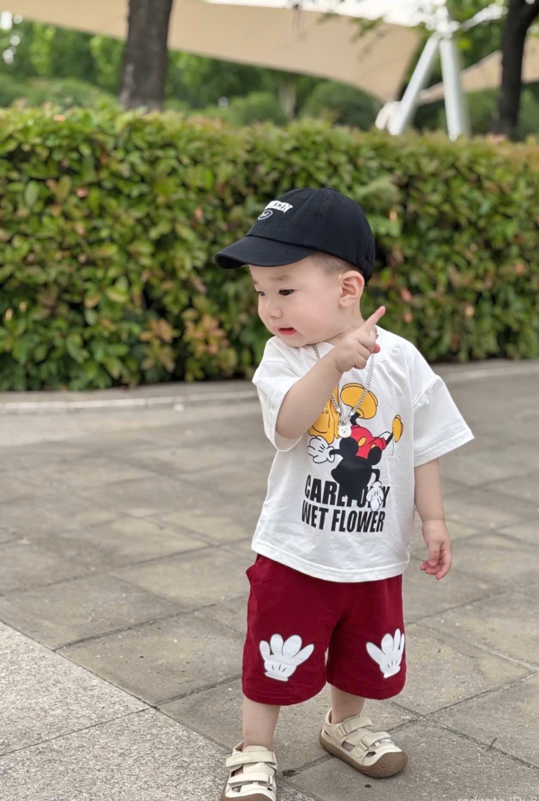 T127 - BỘ ĐÙI BÉ TRAI ÁO TRẮNG MICKEY QUẦN ĐỎ