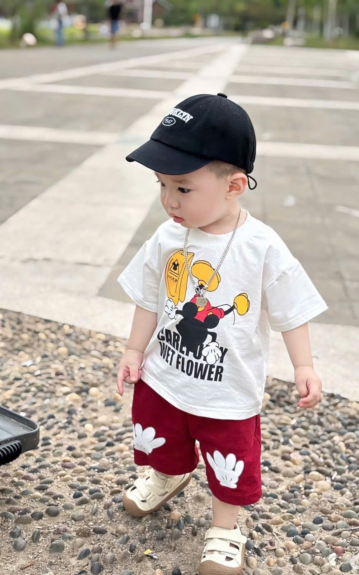T127 - BỘ ĐÙI BÉ TRAI ÁO TRẮNG MICKEY QUẦN ĐỎ