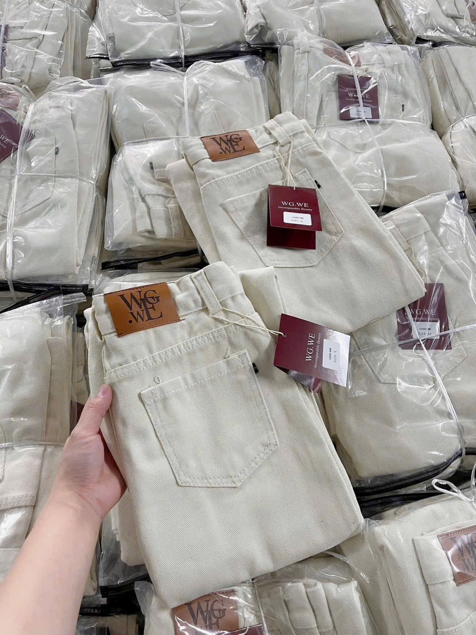QNU669 - QUẦN JEANS SUÔNG BE MÁC DA WGWE M686