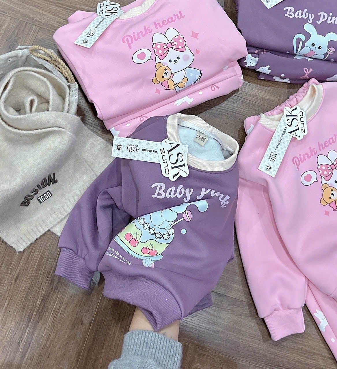 G909 - BỘ BÉ GÁI NỈ LÓT NHUNG Baby Pink QUẦN NƠ