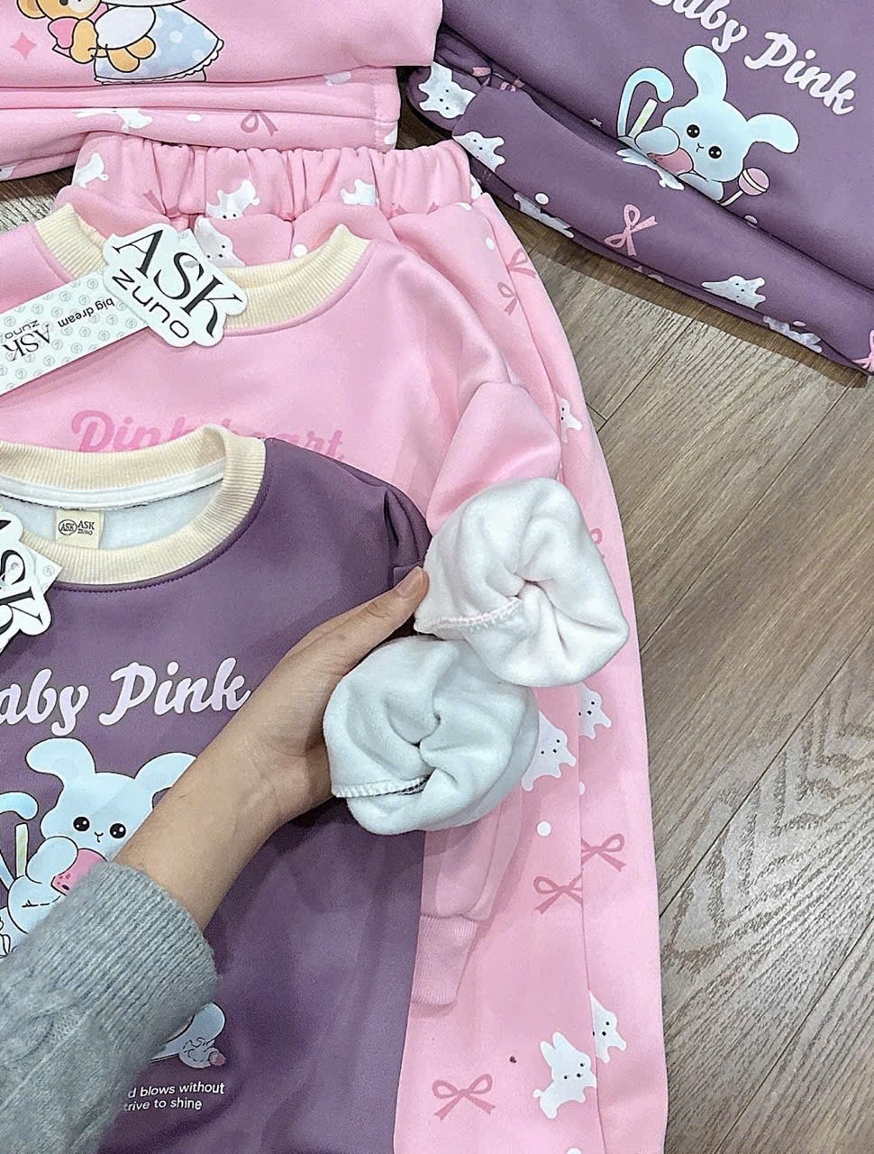 G909 - BỘ BÉ GÁI NỈ LÓT NHUNG Baby Pink QUẦN NƠ