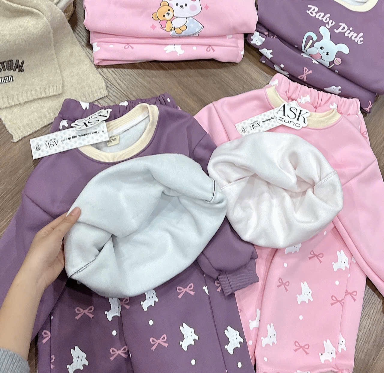 G909 - BỘ BÉ GÁI NỈ LÓT NHUNG Baby Pink QUẦN NƠ