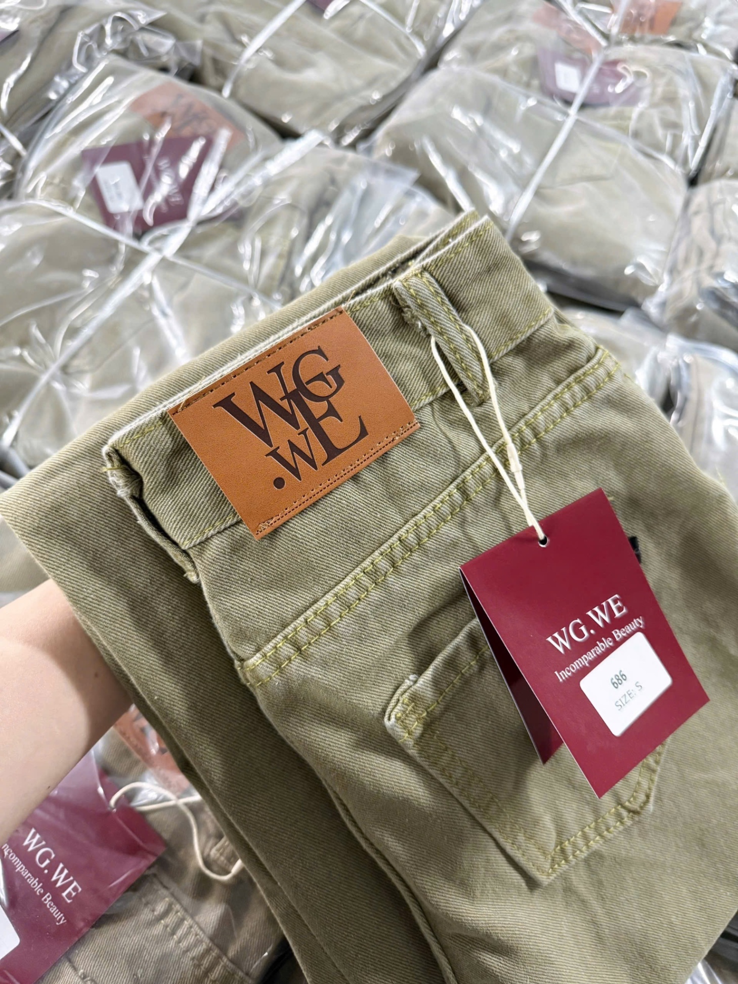 QNU674 - QUẦN JEANS SUÔNG NÂU NHẠT MÁC DA WgWe 686