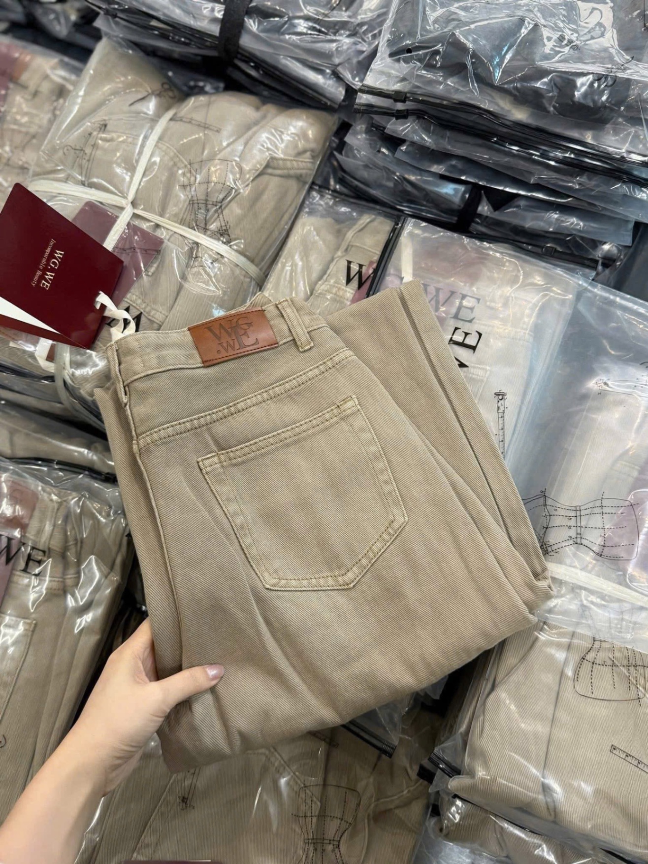 QNU674 - QUẦN JEANS SUÔNG NÂU NHẠT MÁC DA WgWe 686
