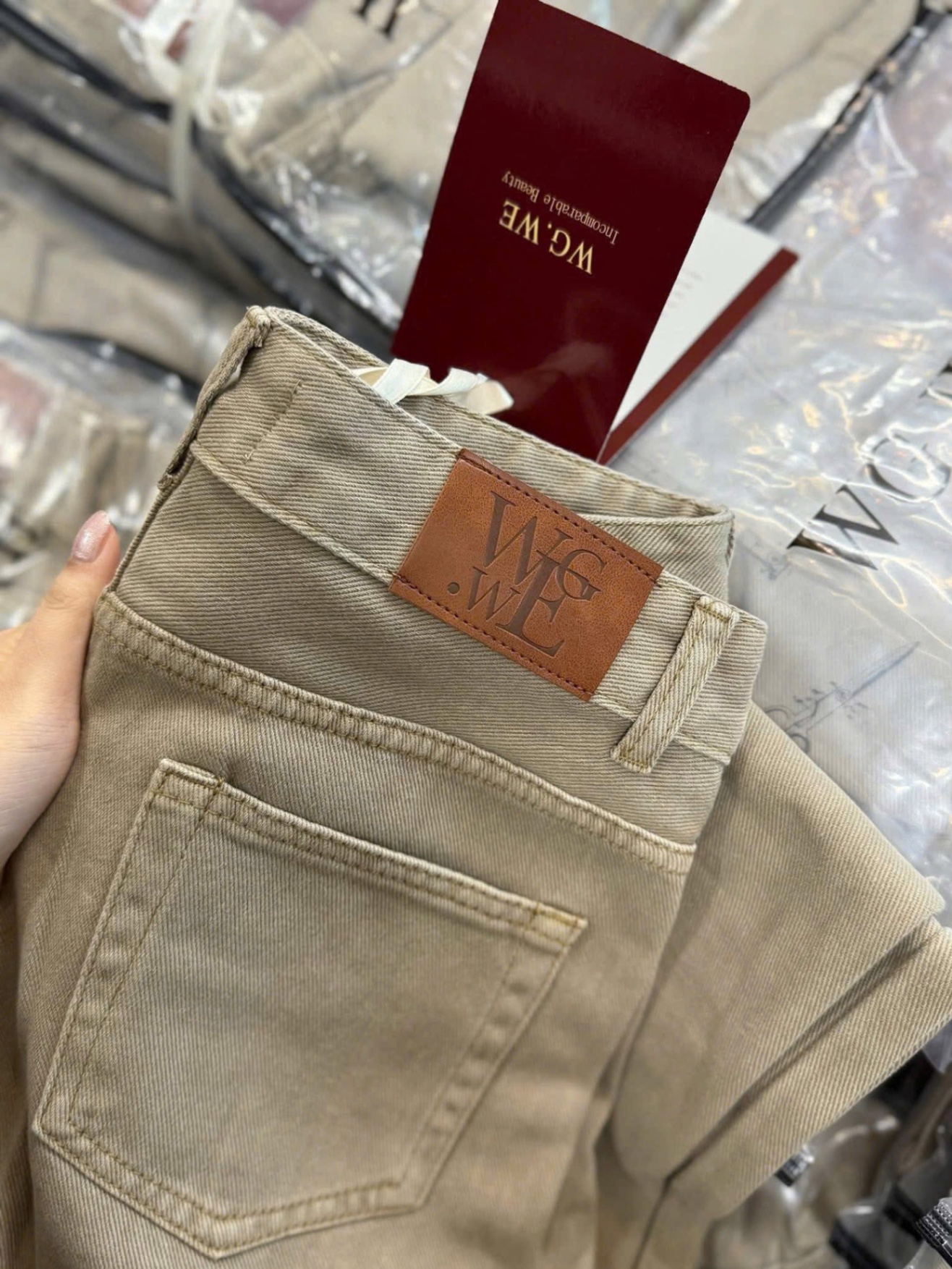 QNU674 - QUẦN JEANS SUÔNG NÂU NHẠT MÁC DA WgWe 686