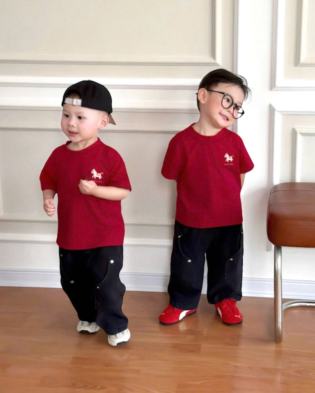 T147 - SET BÉ TRAI ÁO ĐỎ CỘC THÊU NGỰA QUẦN BÒ ĐEN