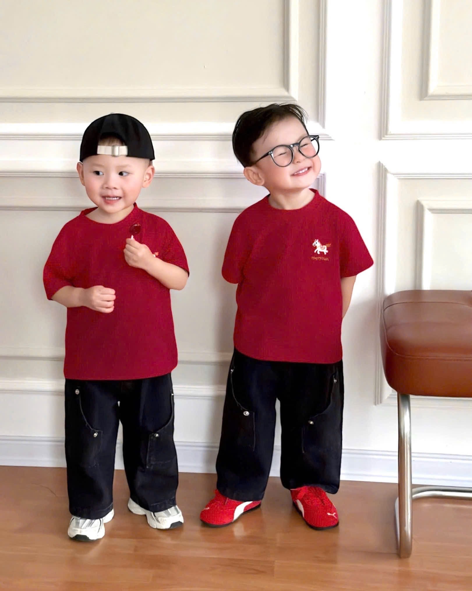 T147 - SET BÉ TRAI ÁO ĐỎ CỘC THÊU NGỰA QUẦN BÒ ĐEN