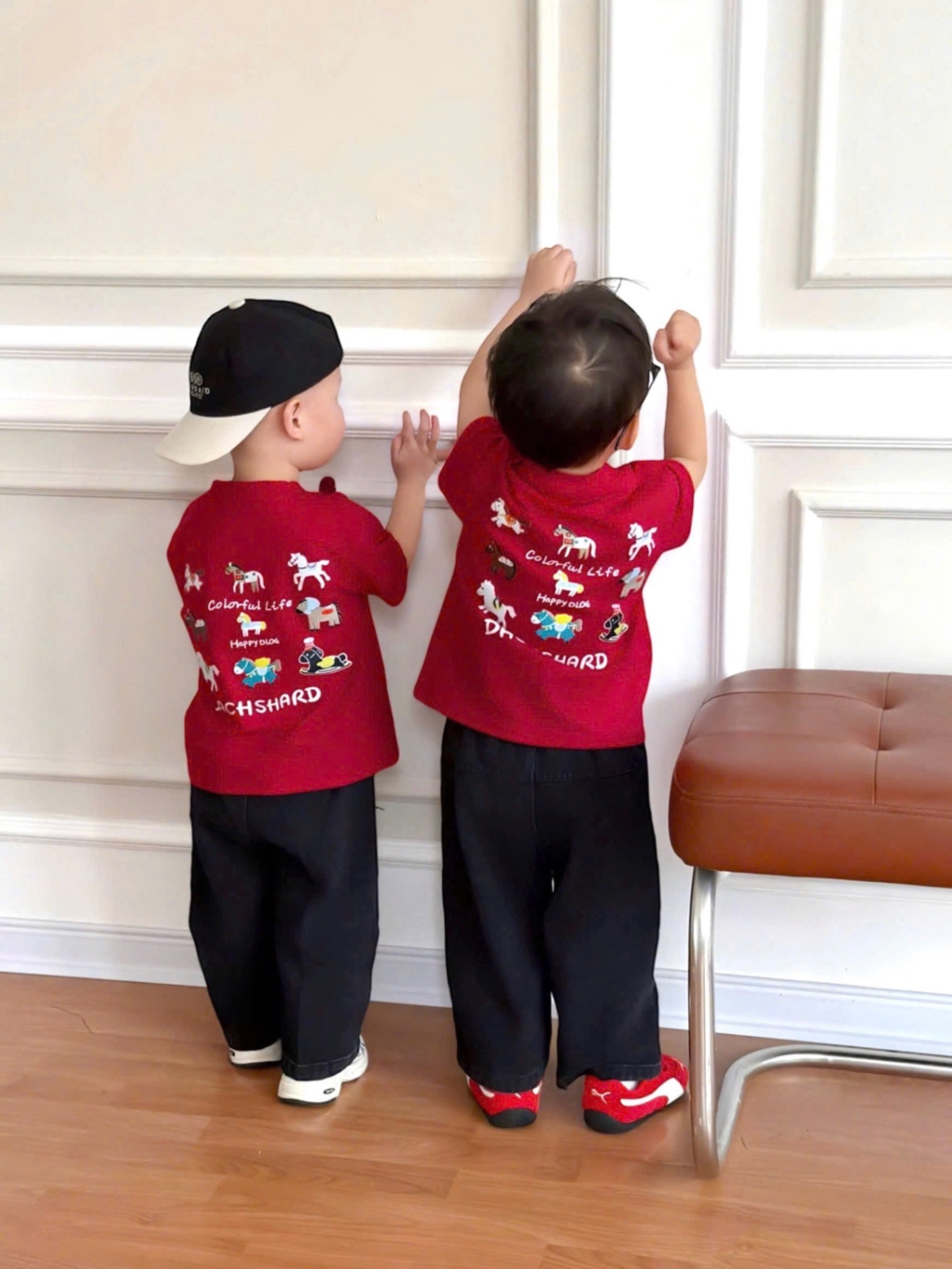 T147 - SET BÉ TRAI ÁO ĐỎ CỘC THÊU NGỰA QUẦN BÒ ĐEN
