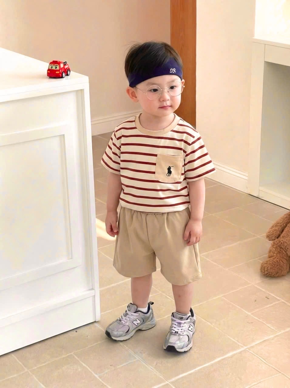 T148 - BỘ ĐÙI BÉ TRAI ÁO KẺ NHỎ TÚI NGỰA QUẦN KAKI NÂU