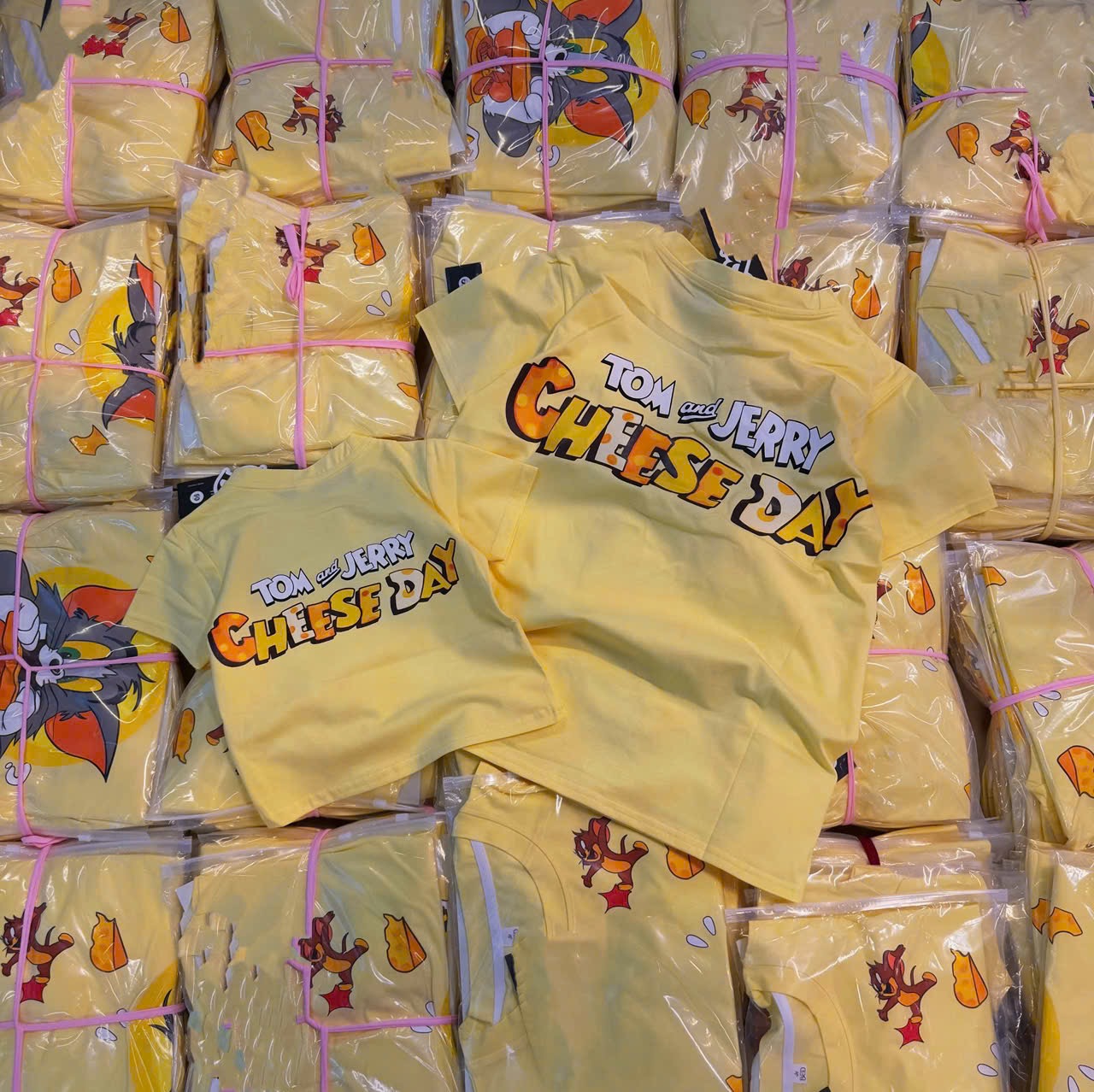 AB904 - ÁO PHÔNG ĐÔI MẸ BÉ VÀNG TOM JERRY CHEESE DAY