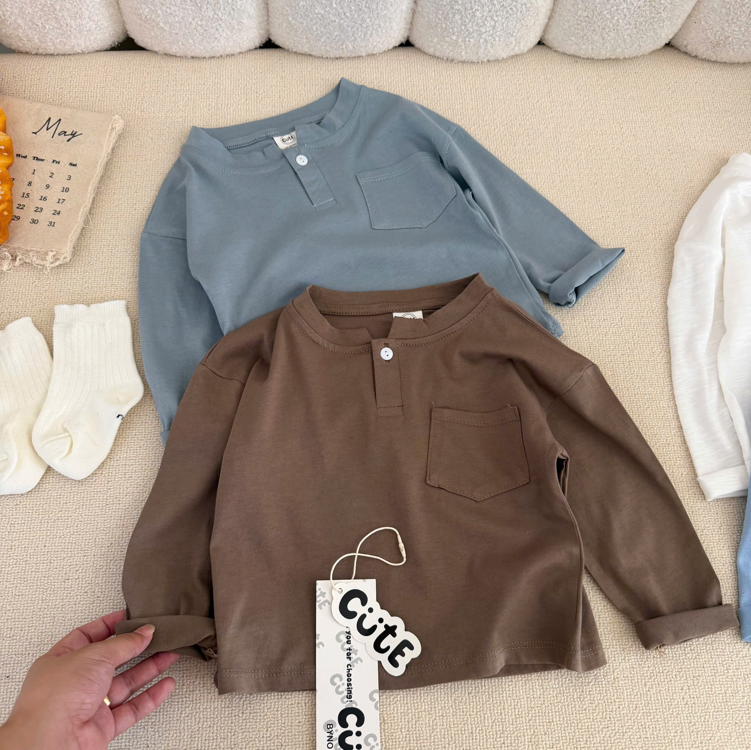 (chờ) AB957 - SET 4 ÁO BÉ TRAI XƯỢC DÀI TAY CỔ TÀU TÚI NGỰC nâu xanh trắng