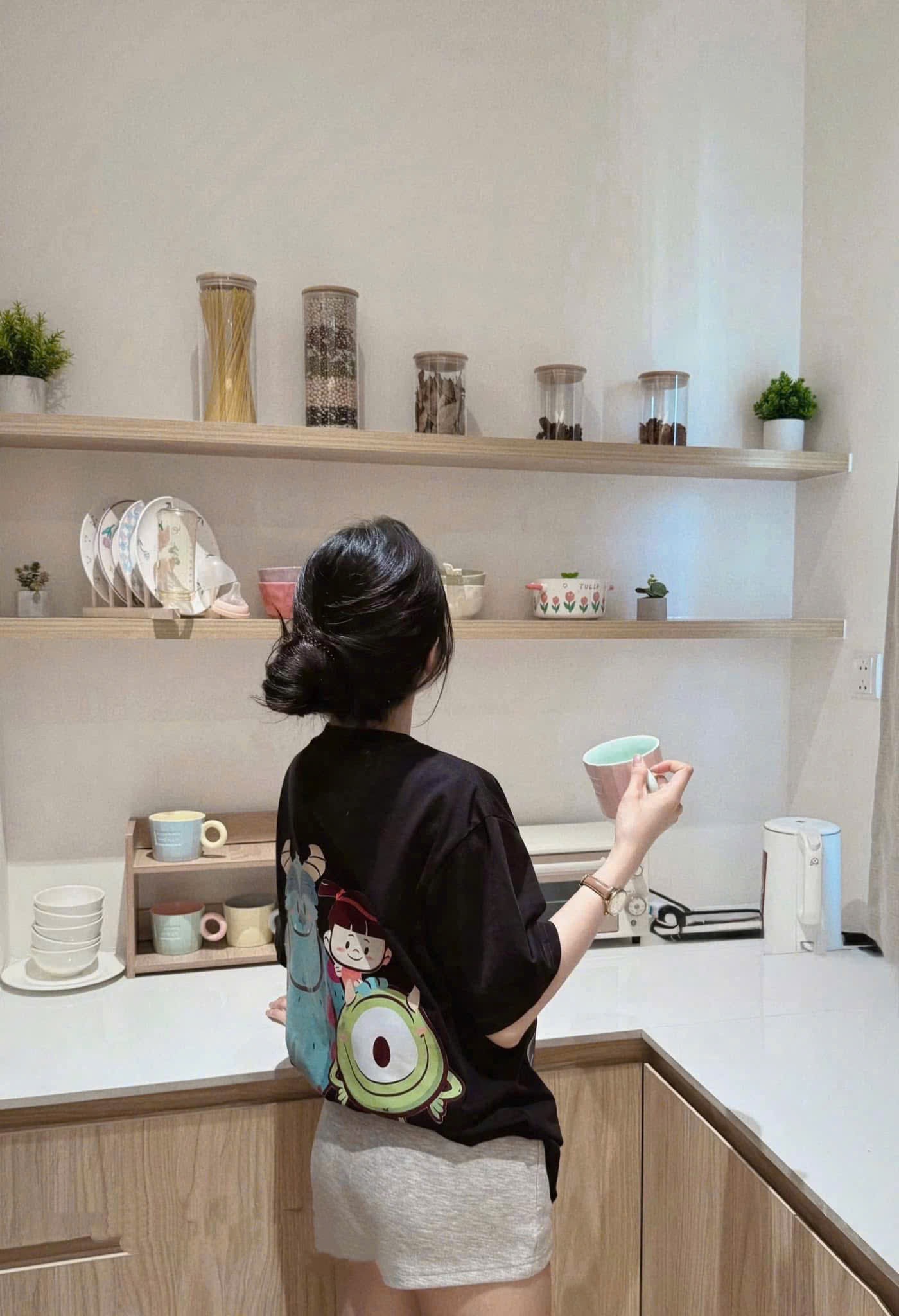 ANU365 - ÁO PHÔNG NỮ ĐEN IN TO QUÁI VẬT MU
