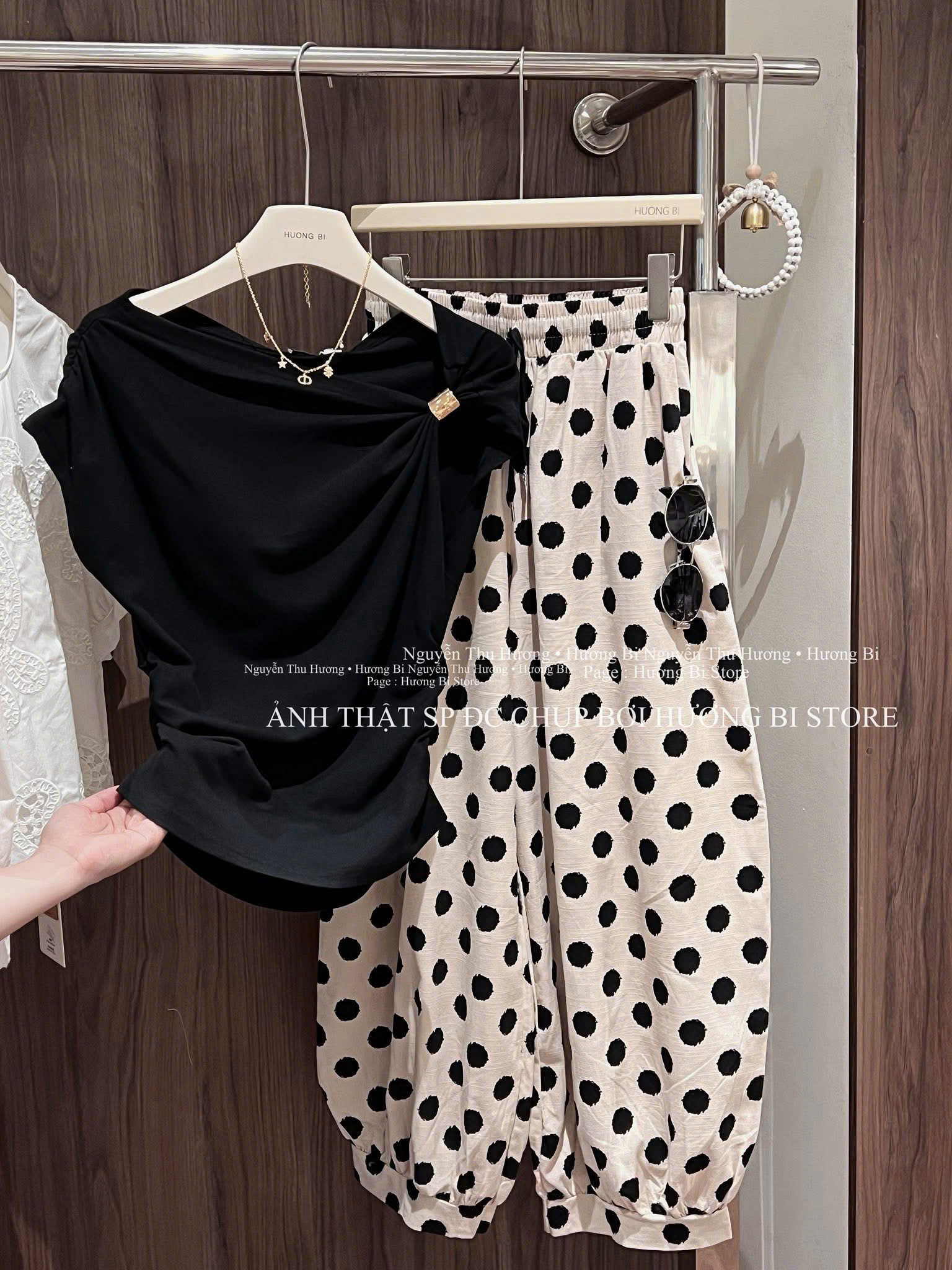 ANU416 - ÁO ZIP NỮ ĐEN LỆCH ĐÍNH VAI