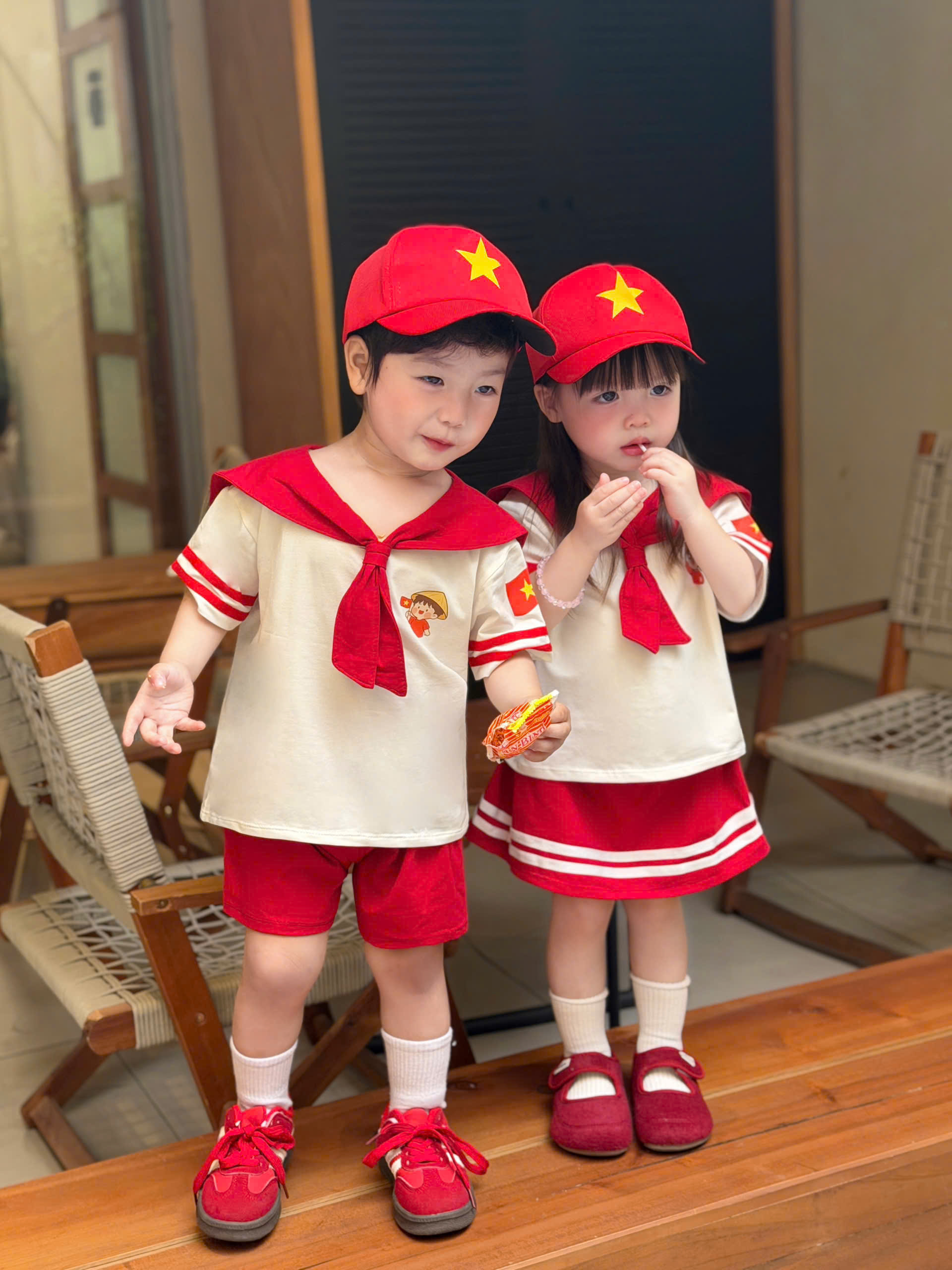 G006 - SET BÉ TRAI GÁI ÁO TRẮNG KHĂN ĐỎ KÈM MŨ