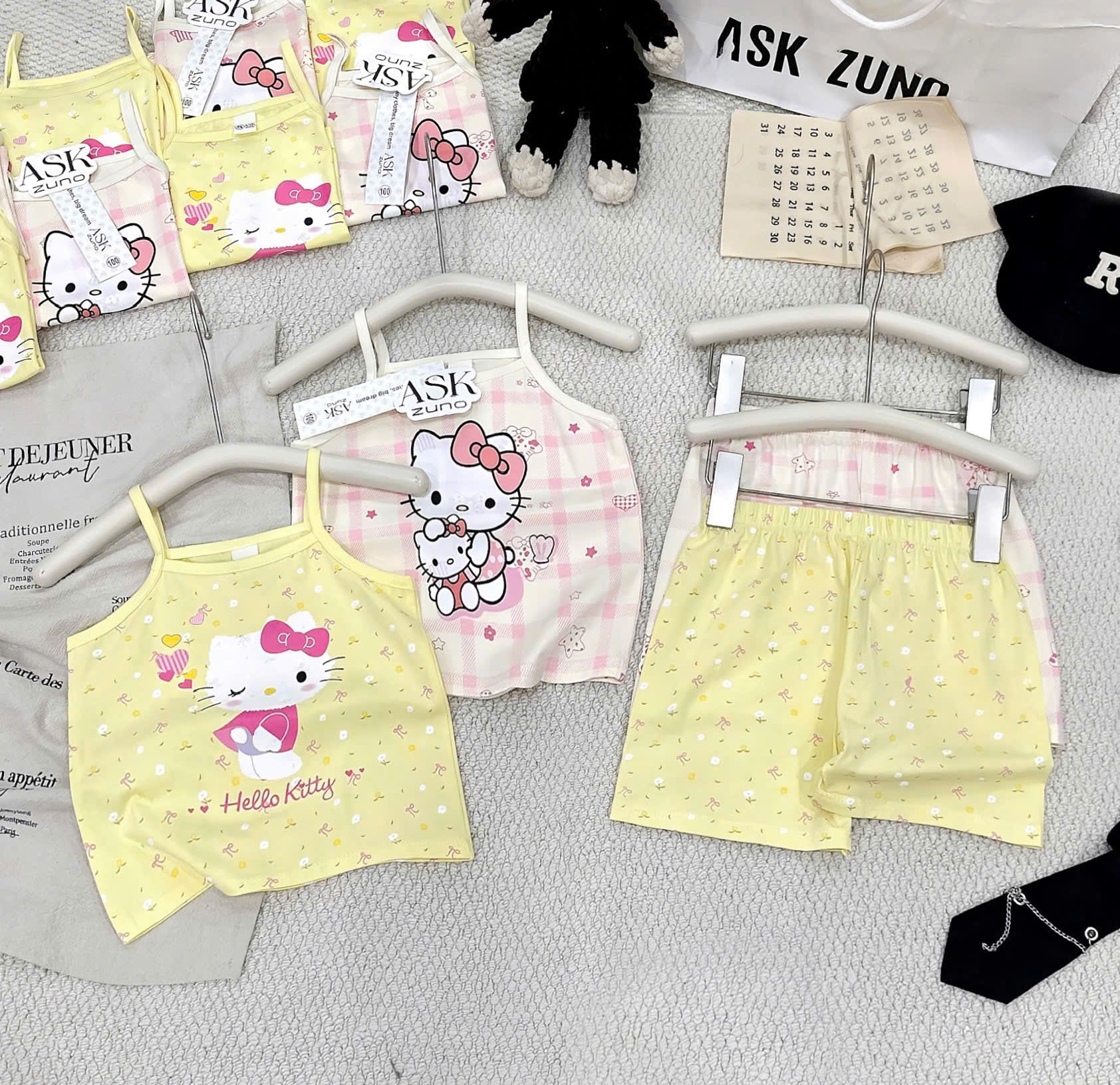 G016 - SET 2 BỘ ĐÙI BÉ GÁI 2S KITTY NƠ NHÍ vàng hồng