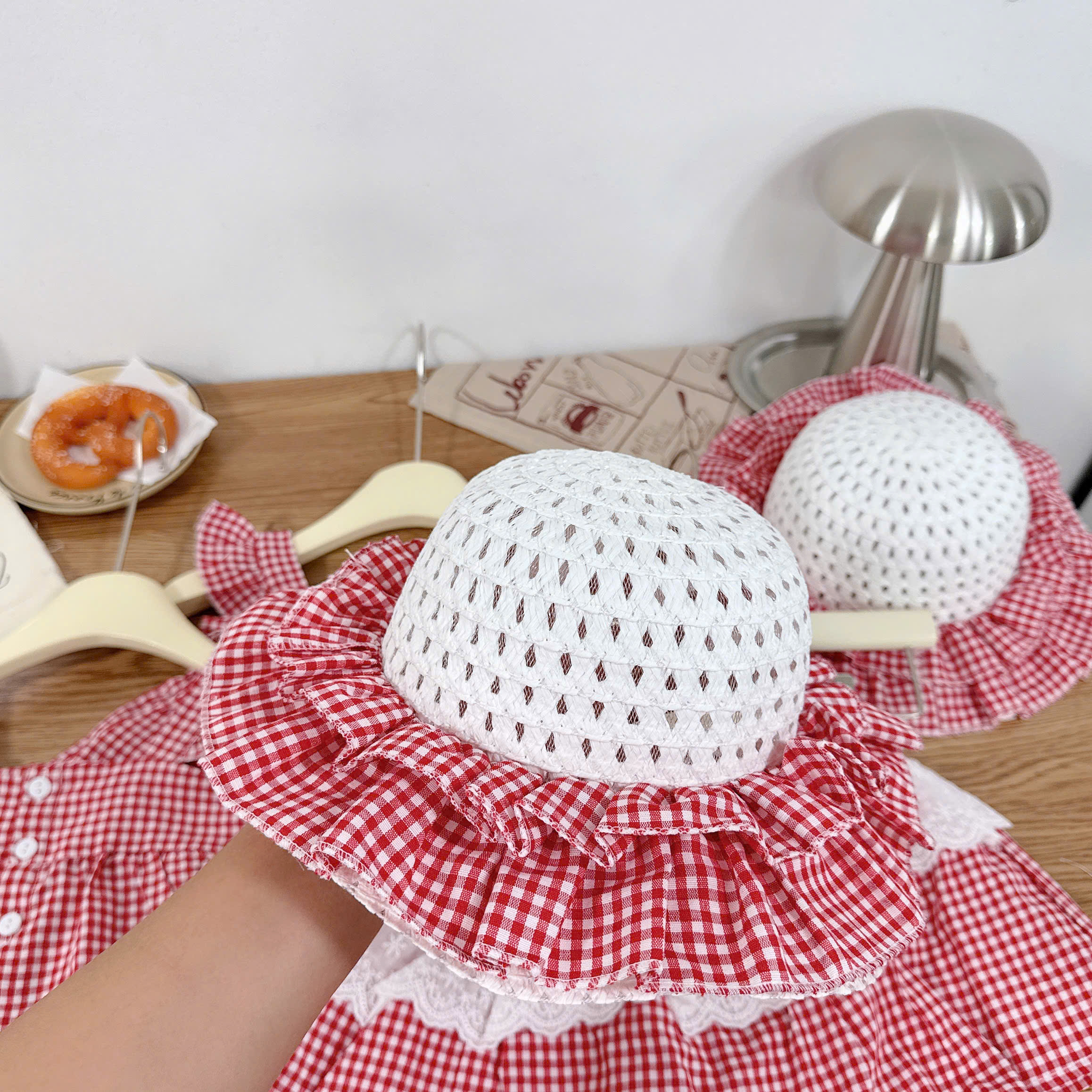 G051 - SET BÉ GÁI KẺ CARO ĐỎ BÈO VAI PHỐI CVAY KÈM MŨ