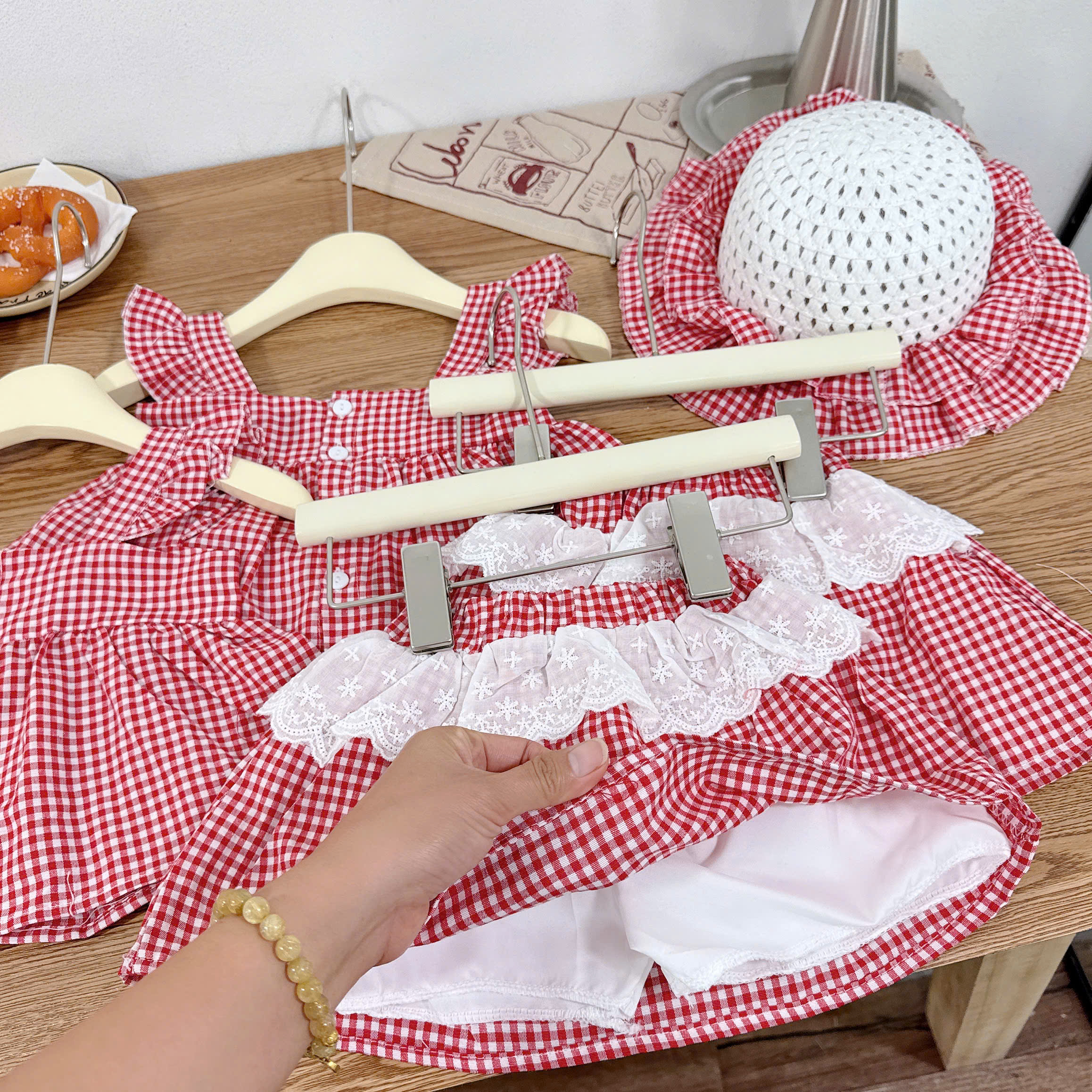 G051 - SET BÉ GÁI KẺ CARO ĐỎ BÈO VAI PHỐI CVAY KÈM MŨ