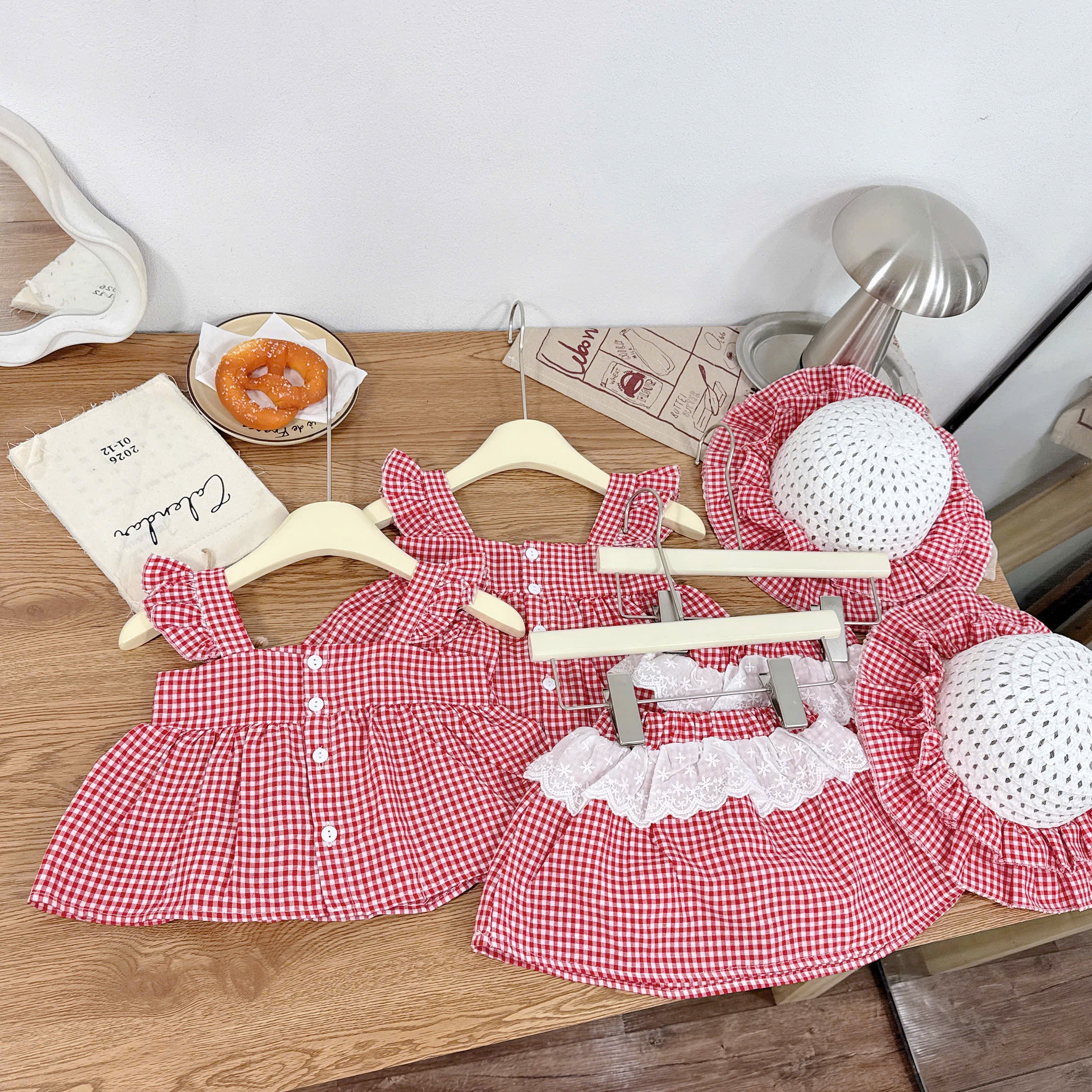G051 - SET BÉ GÁI KẺ CARO ĐỎ BÈO VAI PHỐI CVAY KÈM MŨ