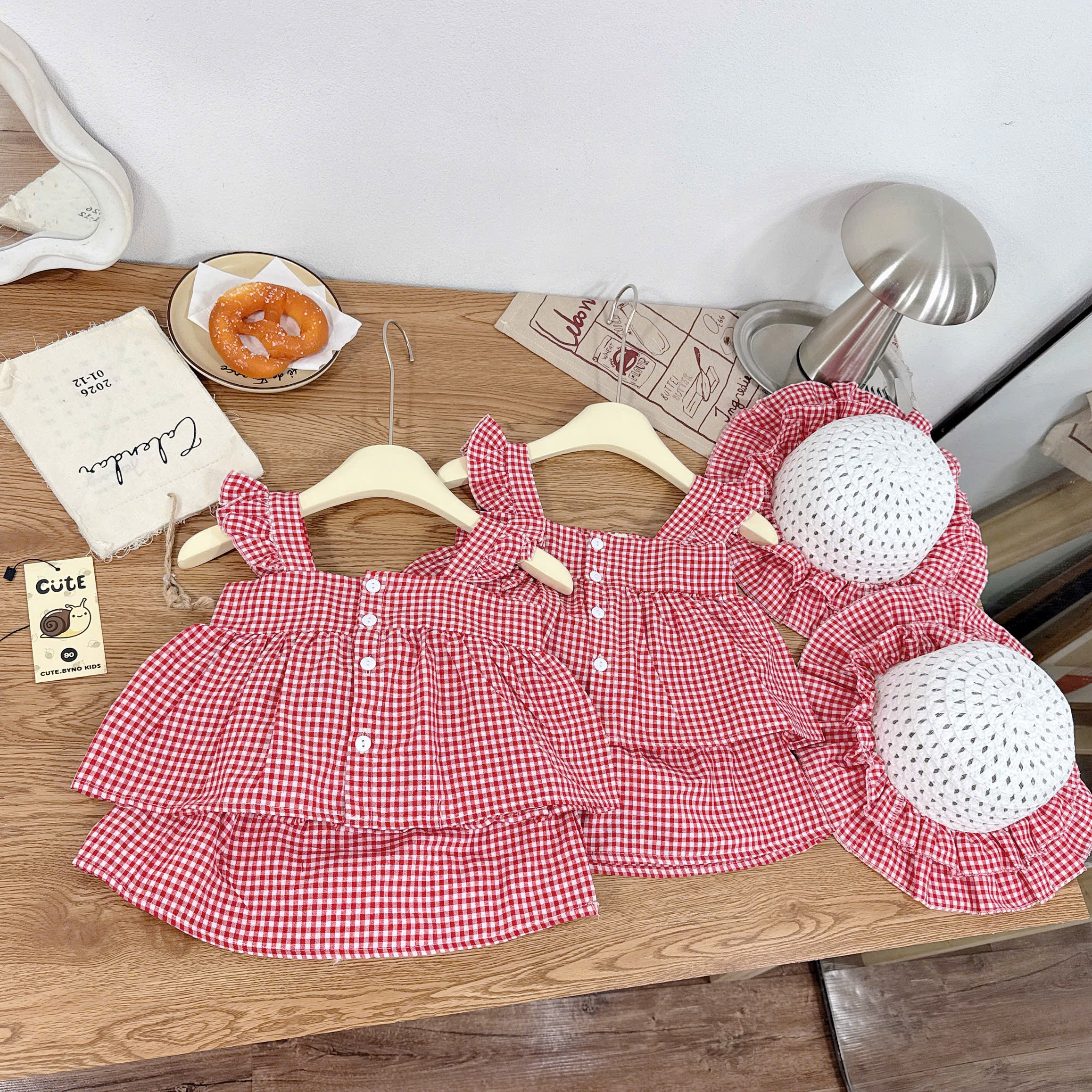 G051 - SET BÉ GÁI KẺ CARO ĐỎ BÈO VAI PHỐI CVAY KÈM MŨ