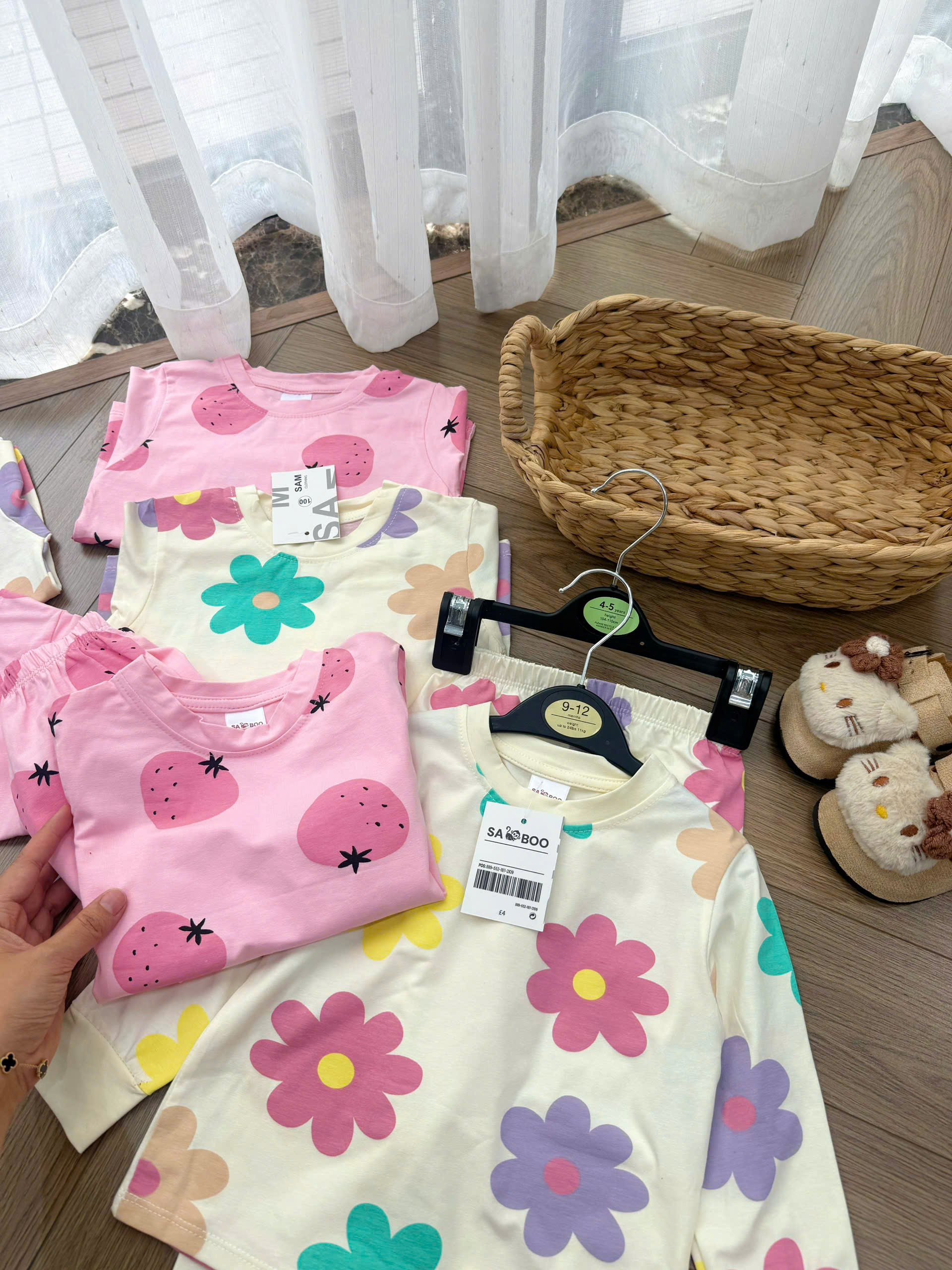 G078 - SET 2 BỘ BÉ GÁI DÀI TAY HOA SẮC MÀU DÂU TÂY