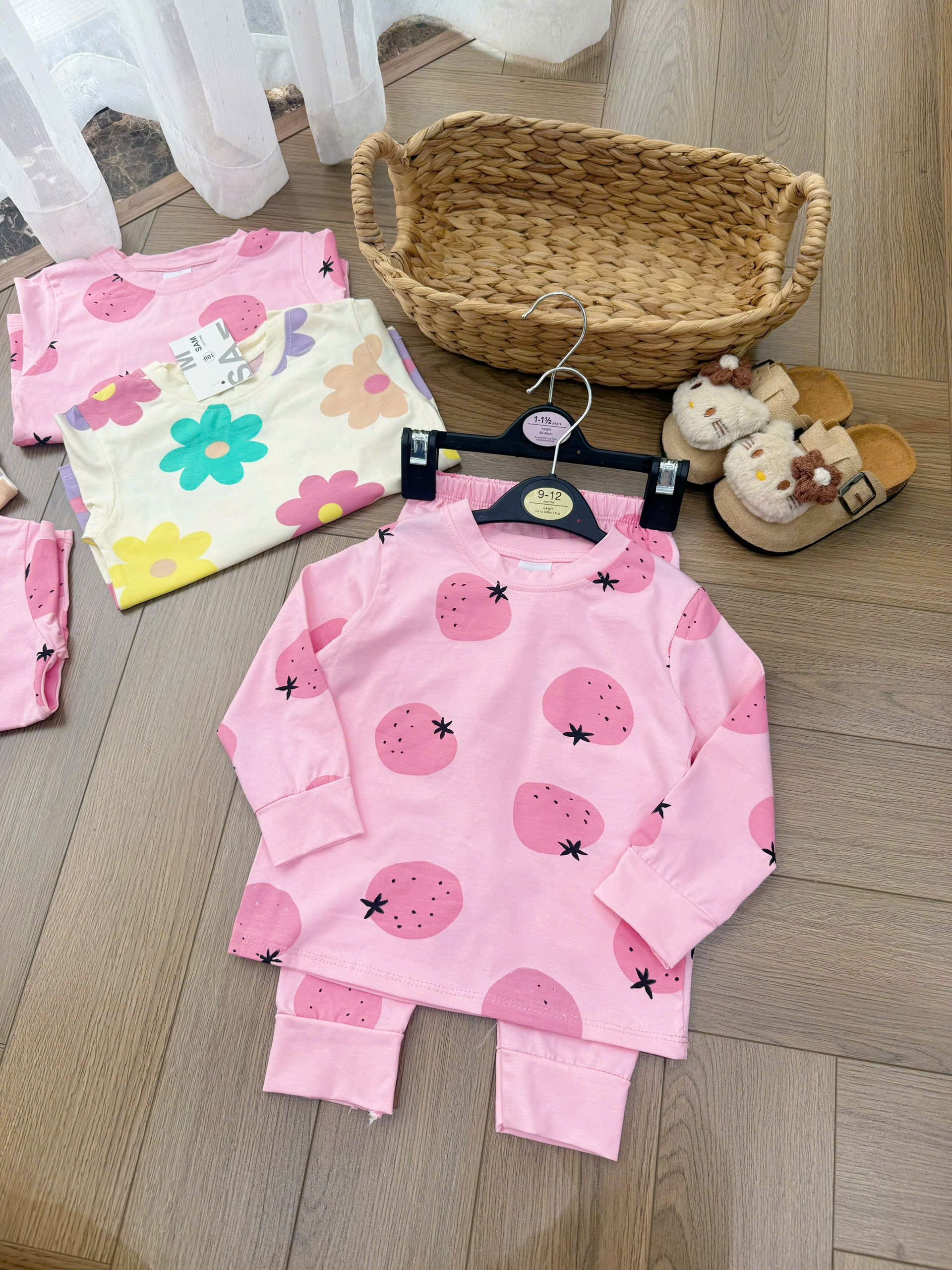 G078 - SET 2 BỘ BÉ GÁI DÀI TAY HOA SẮC MÀU DÂU TÂY