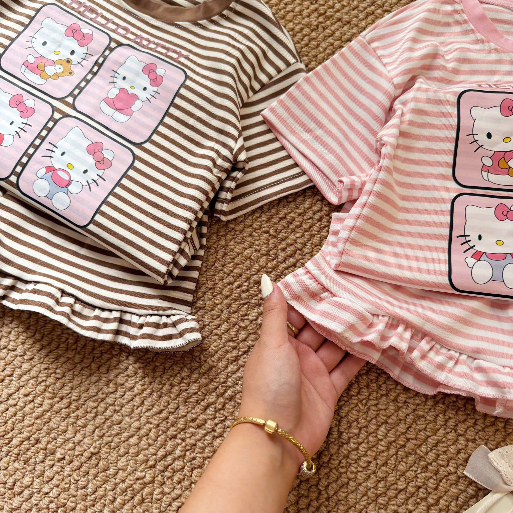 (chờ) G105 - SET 2 BỘ ĐÙI BÉ GÁI KẺ NGANG PHỐI BÈO HELLO KITTY nâu hồng