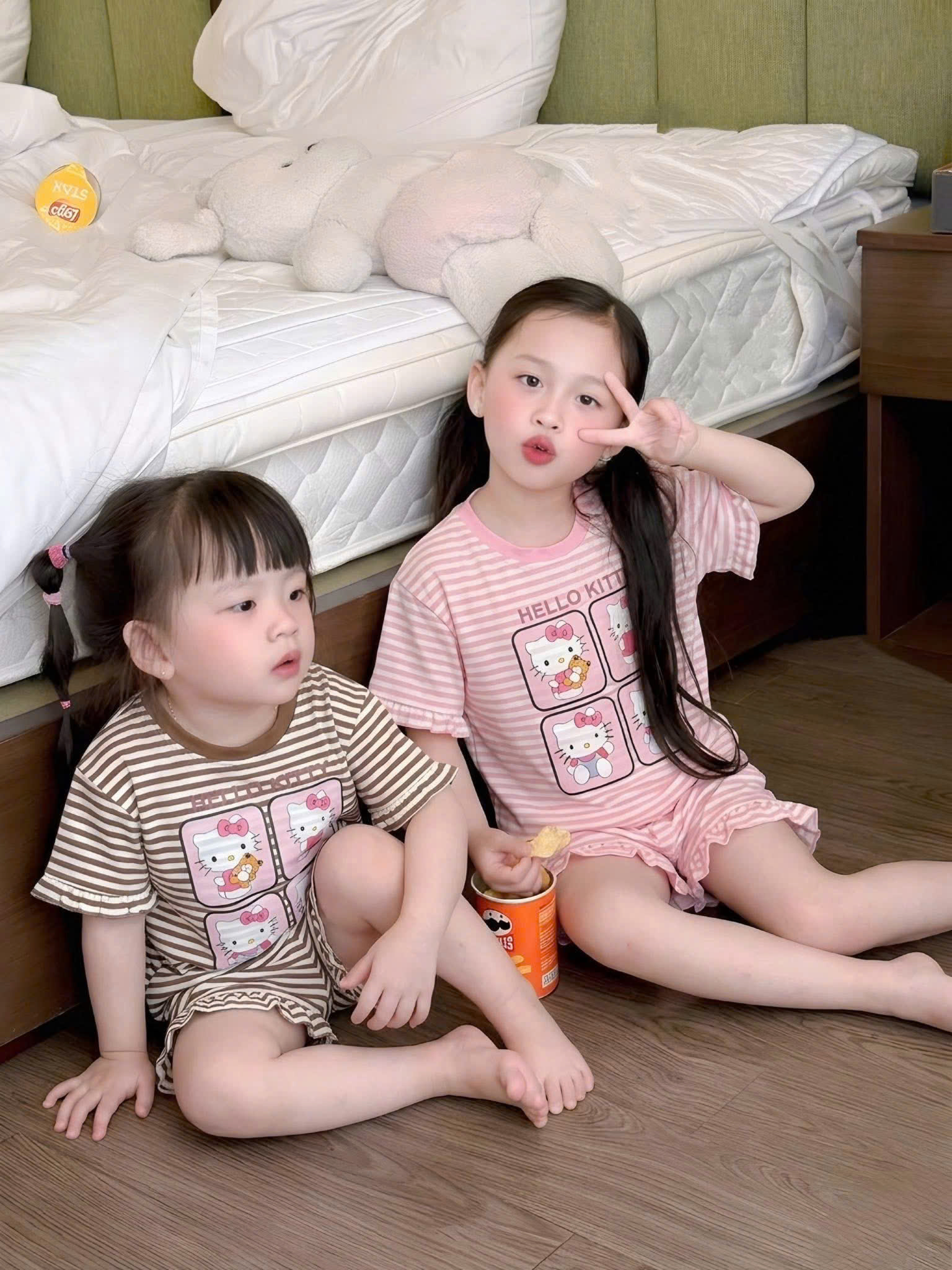 (chờ) G105 - SET 2 BỘ ĐÙI BÉ GÁI KẺ NGANG PHỐI BÈO HELLO KITTY nâu hồng