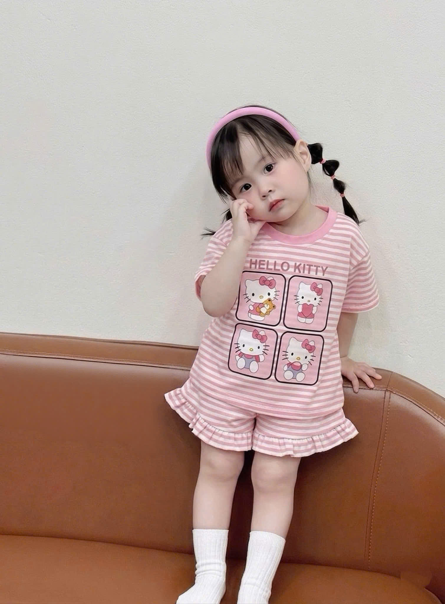 (chờ) G105 - SET 2 BỘ ĐÙI BÉ GÁI KẺ NGANG PHỐI BÈO HELLO KITTY nâu hồng