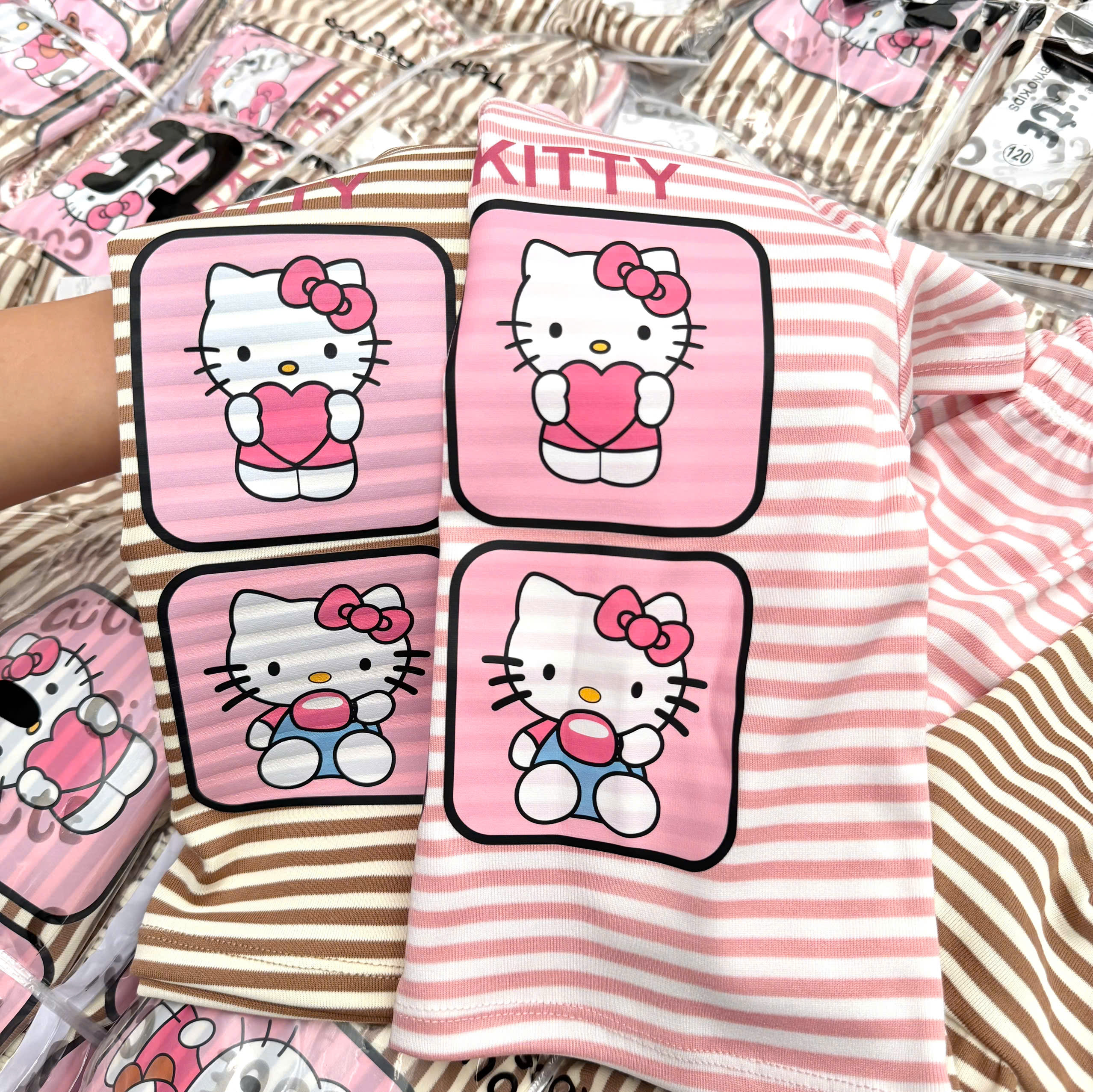 (chờ) G105 - SET 2 BỘ ĐÙI BÉ GÁI KẺ NGANG PHỐI BÈO HELLO KITTY nâu hồng