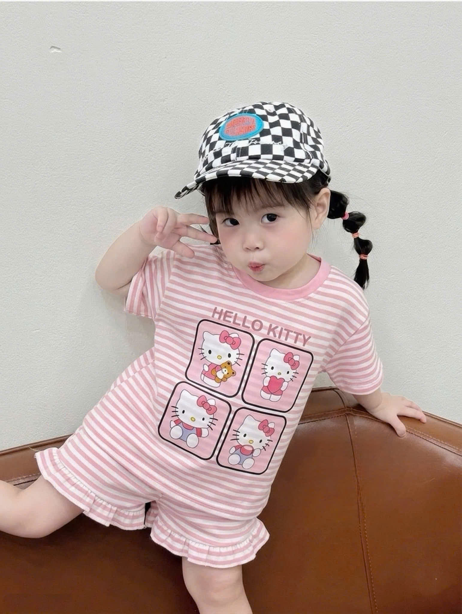 (chờ) G105 - SET 2 BỘ ĐÙI BÉ GÁI KẺ NGANG PHỐI BÈO HELLO KITTY nâu hồng