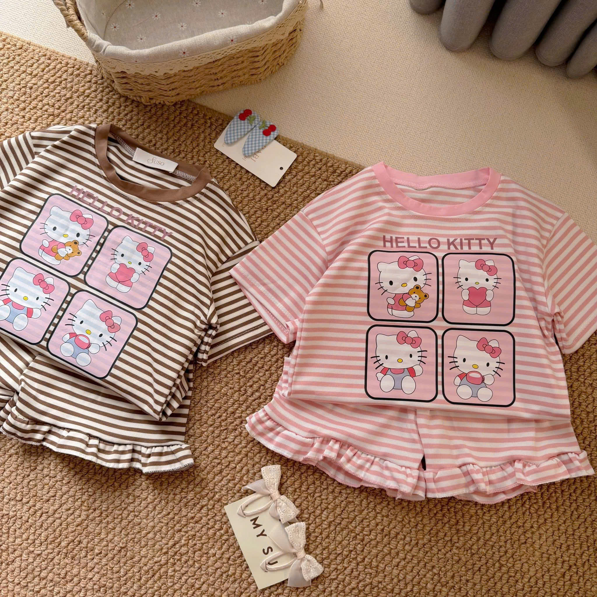(chờ) G105 - SET 2 BỘ ĐÙI BÉ GÁI KẺ NGANG PHỐI BÈO HELLO KITTY nâu hồng