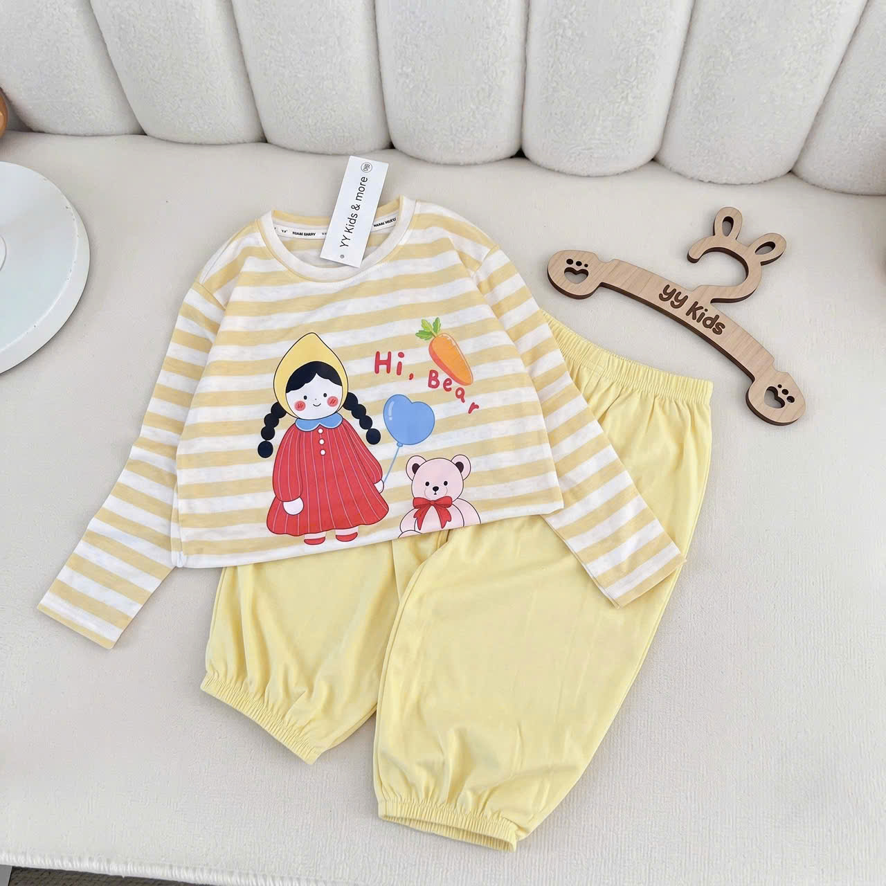 G136 - BỘ BÉ GÁI SIZE ĐẠI ÁO GIẤY MỀM KẺ VÀNG CÔ GÁI Hi Bear QUẦN GIÓ