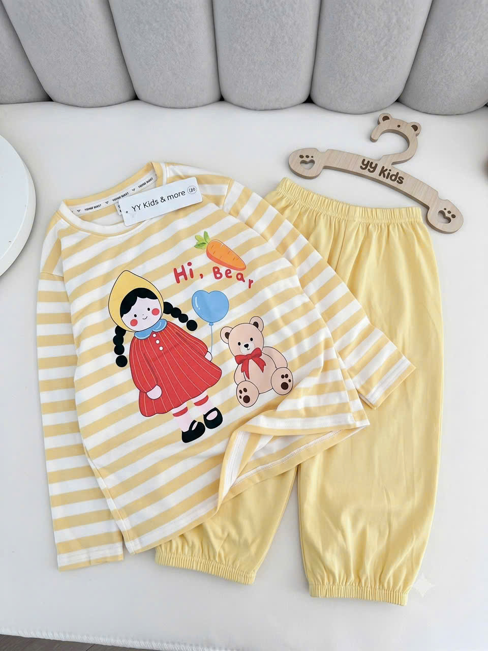 G136 - BỘ BÉ GÁI SIZE ĐẠI ÁO GIẤY MỀM KẺ VÀNG CÔ GÁI Hi Bear QUẦN GIÓ