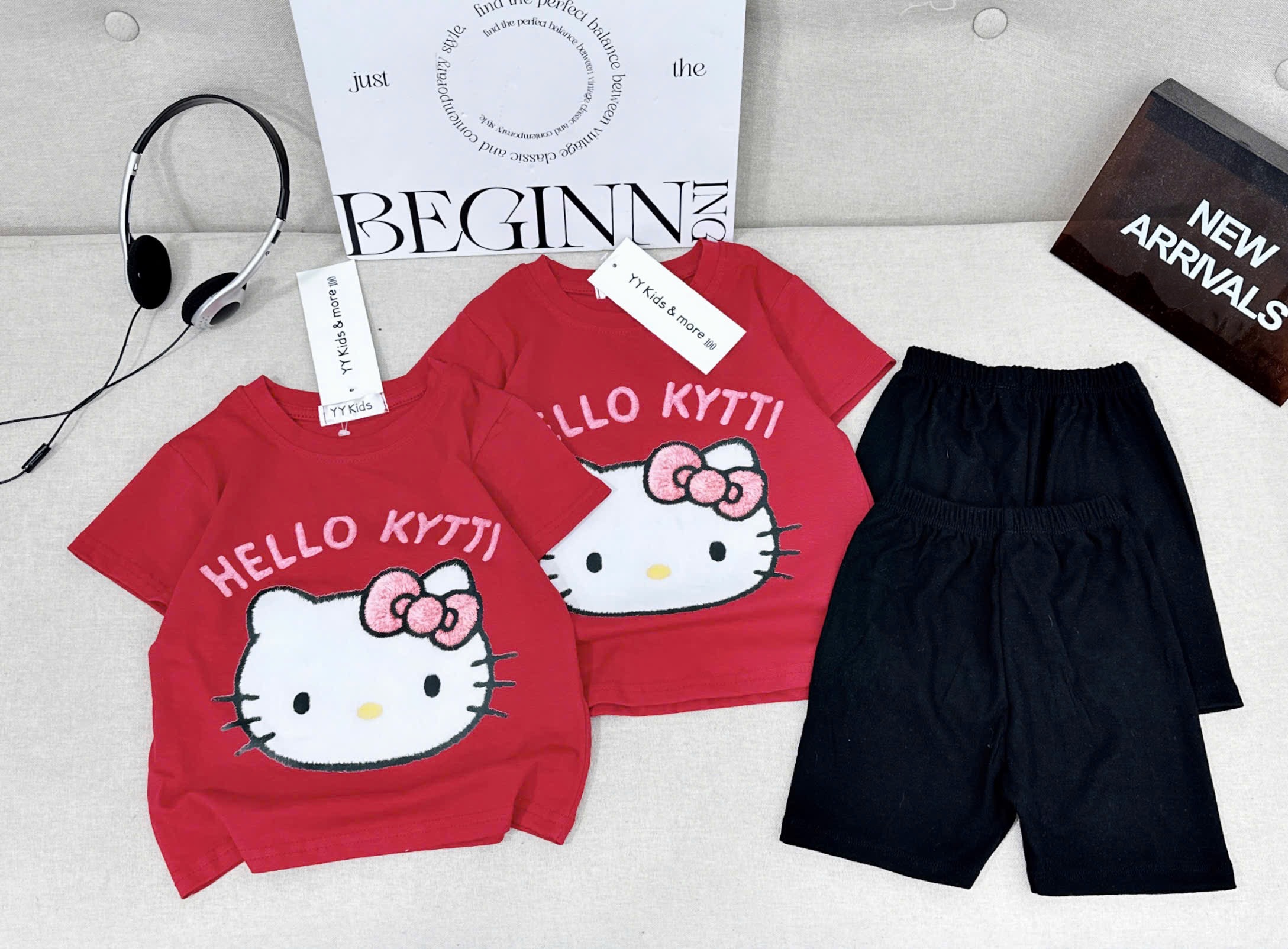 G920 - BỘ ĐÙI BÉ GÁI ÁO ĐỎ HELLO KITTY QUẦN ZIP ĐEN