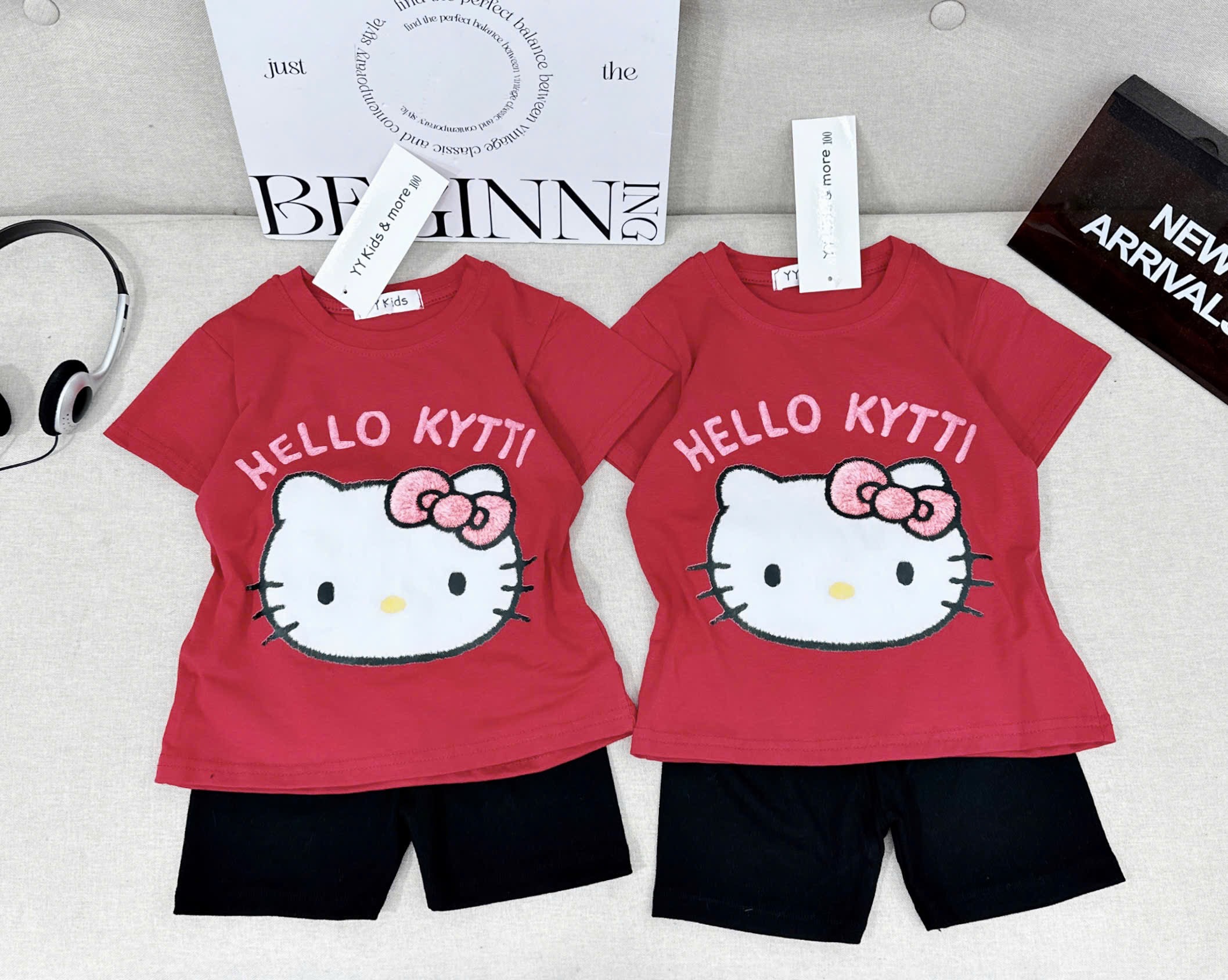 G920 - BỘ ĐÙI BÉ GÁI ÁO ĐỎ HELLO KITTY QUẦN ZIP ĐEN