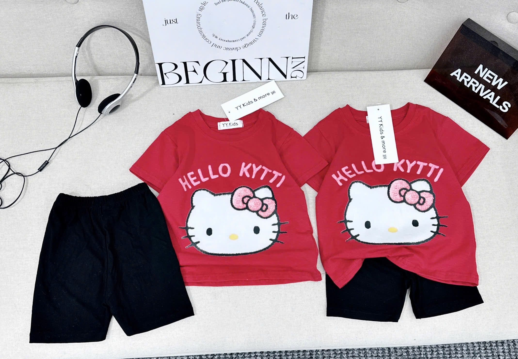 G920 - BỘ ĐÙI BÉ GÁI ÁO ĐỎ HELLO KITTY QUẦN ZIP ĐEN