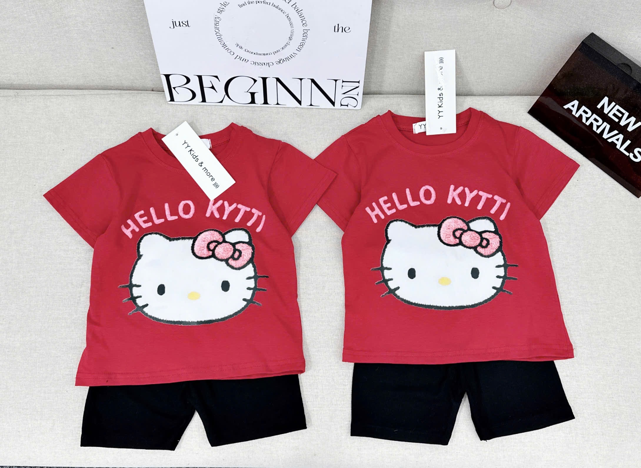 G920 - BỘ ĐÙI BÉ GÁI ÁO ĐỎ HELLO KITTY QUẦN ZIP ĐEN