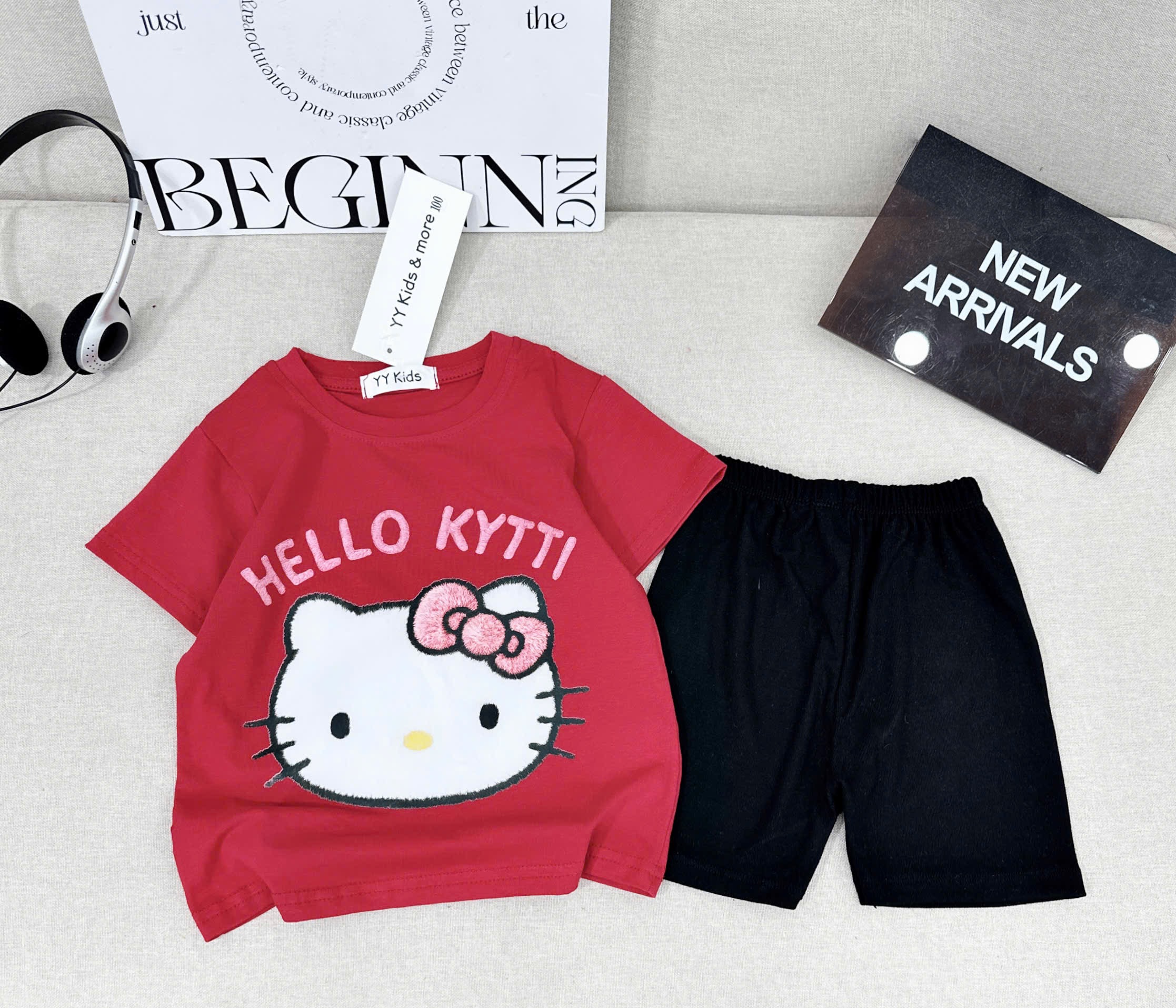G920 - BỘ ĐÙI BÉ GÁI ÁO ĐỎ HELLO KITTY QUẦN ZIP ĐEN